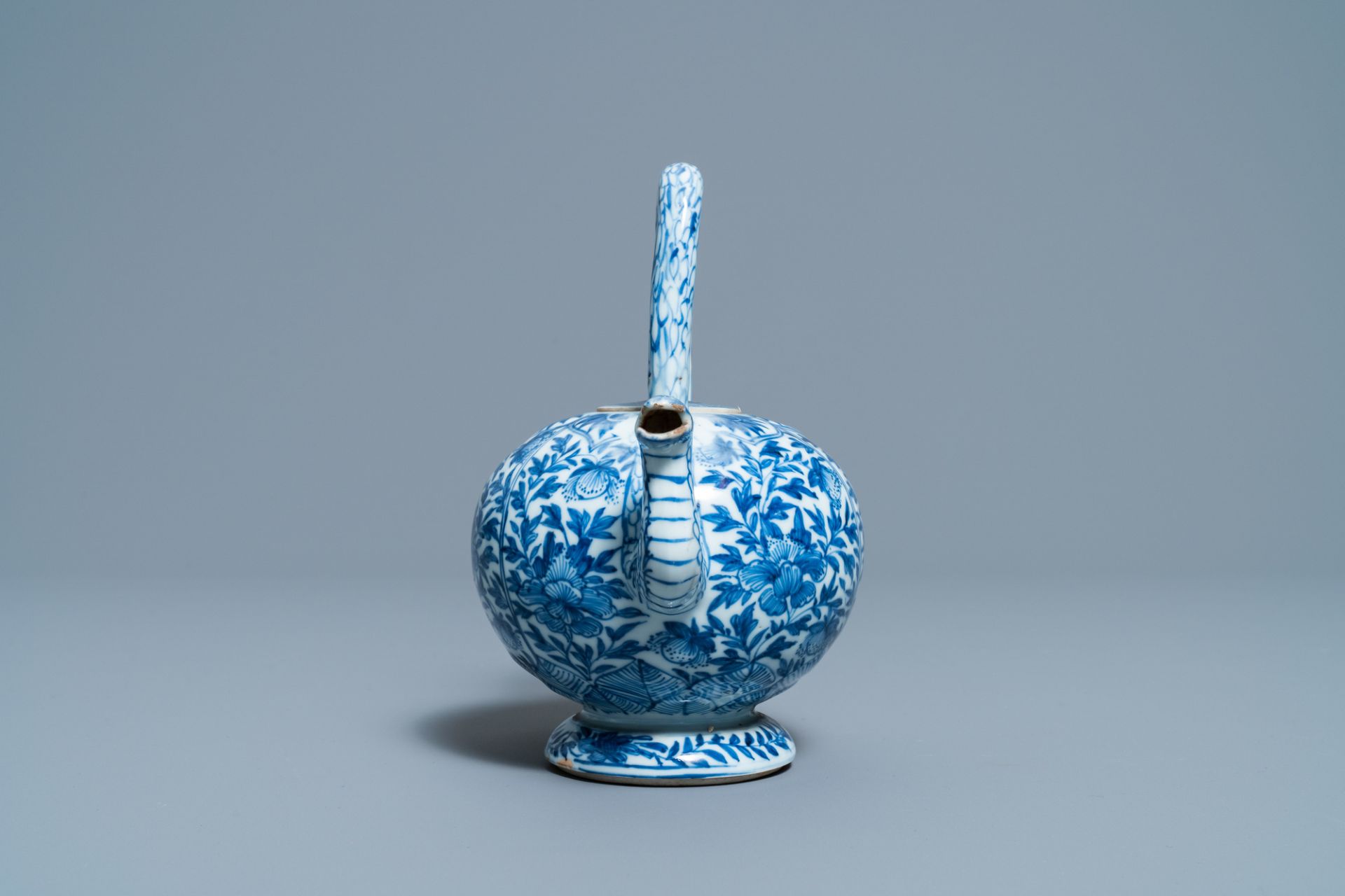 A Chinese blue and white teapot and cover, Kangxi - Image 5 of 7