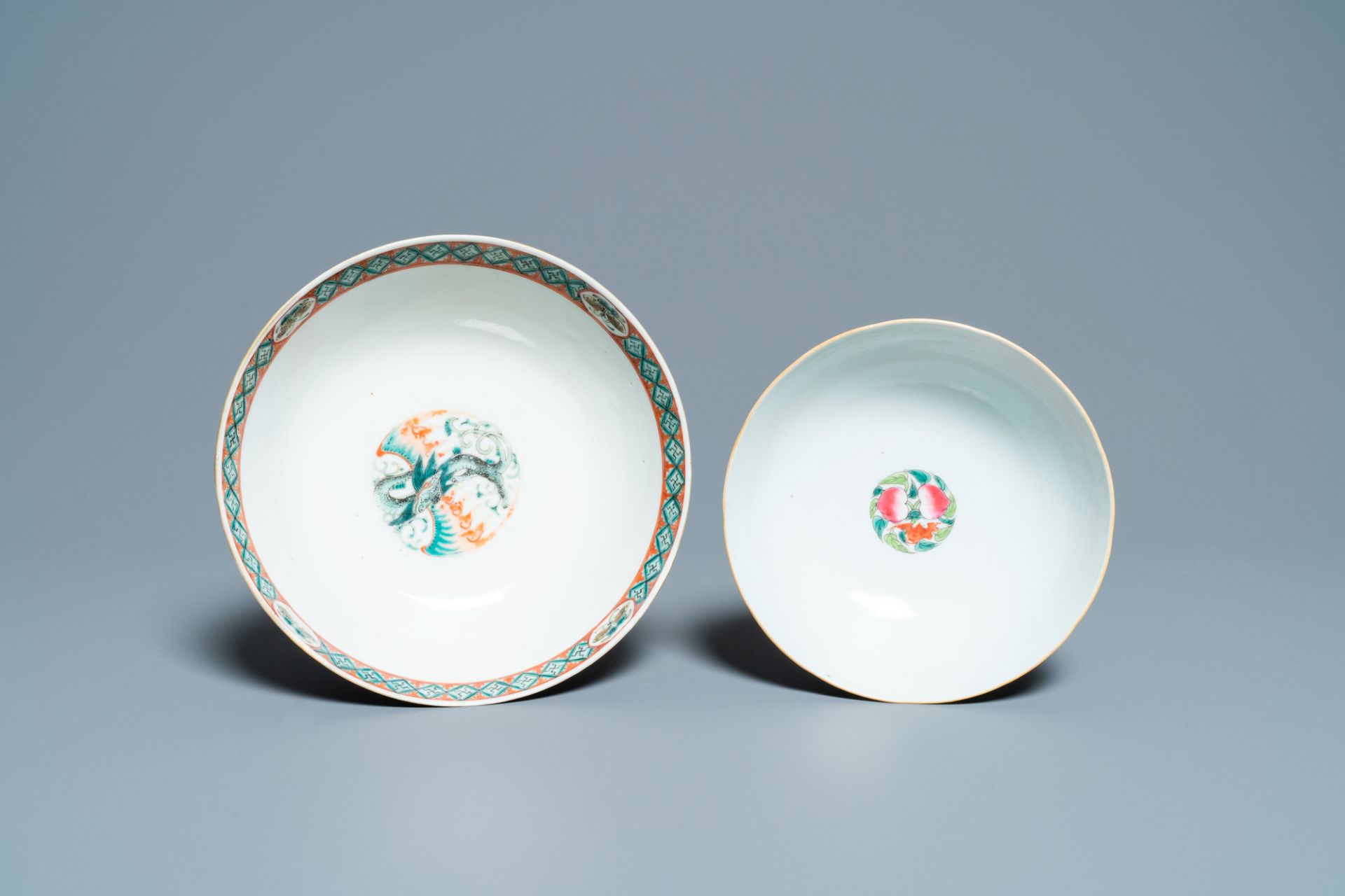 A Chinese blue and white jardiniere and two famille verte bowls, 19/20th C. - Image 12 of 13