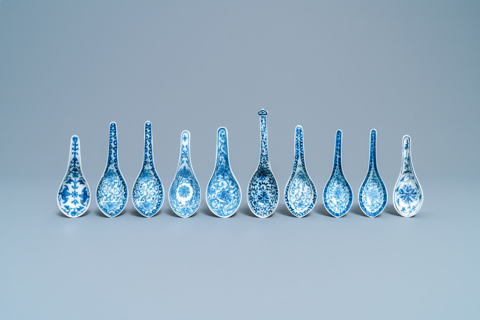 Forty Chinese blue and white spoons, 19/20th C. - Image 4 of 16