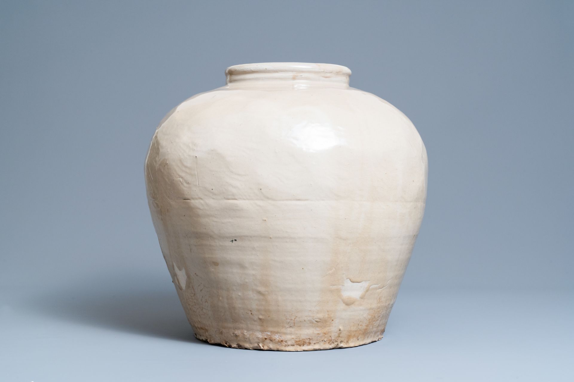 A large Chinese monochrome cream-glazed bulbous vase, 18/19th C.