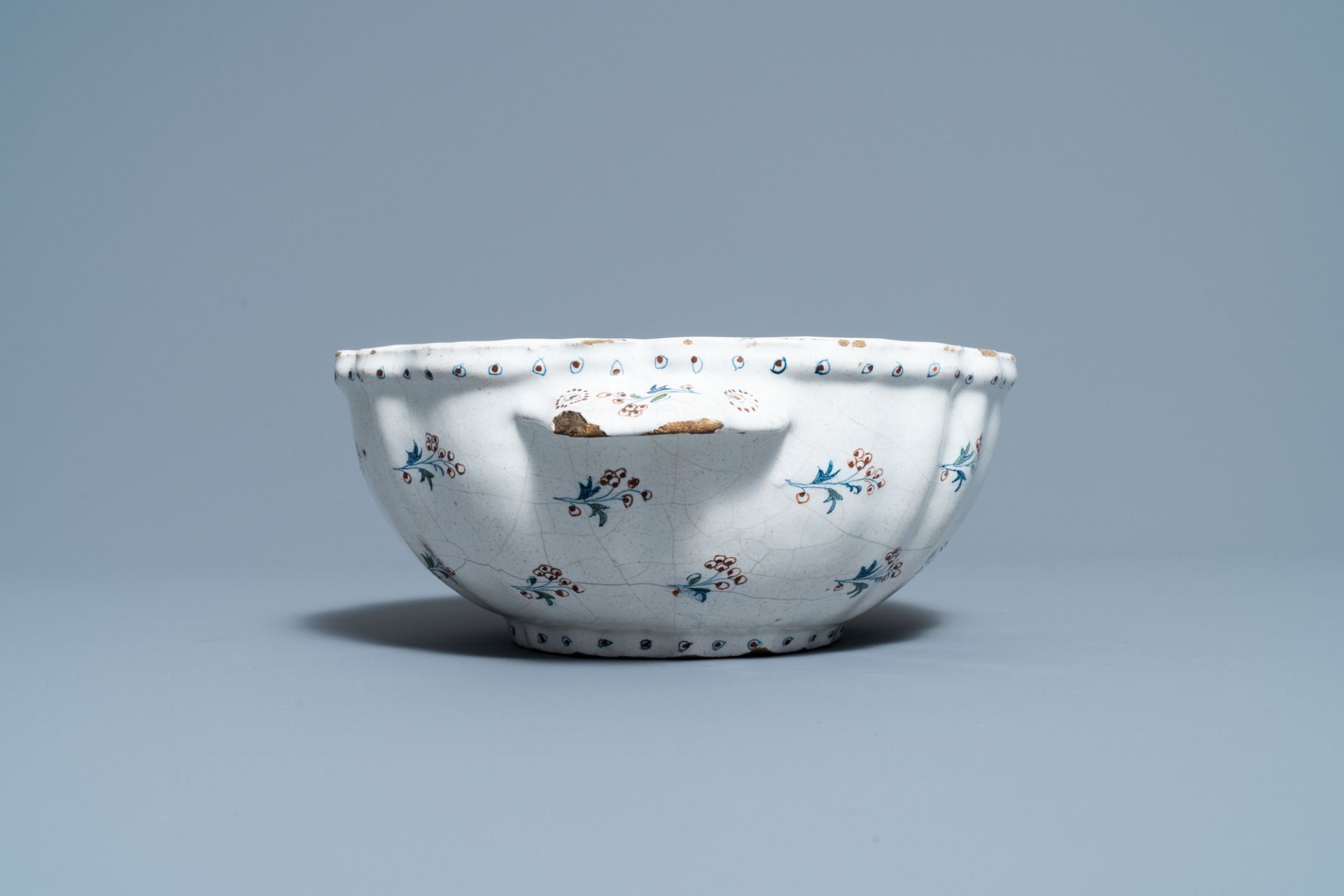 A Brussels faience basin with 'a la haie fleurie' design, 18th C. - Image 3 of 7