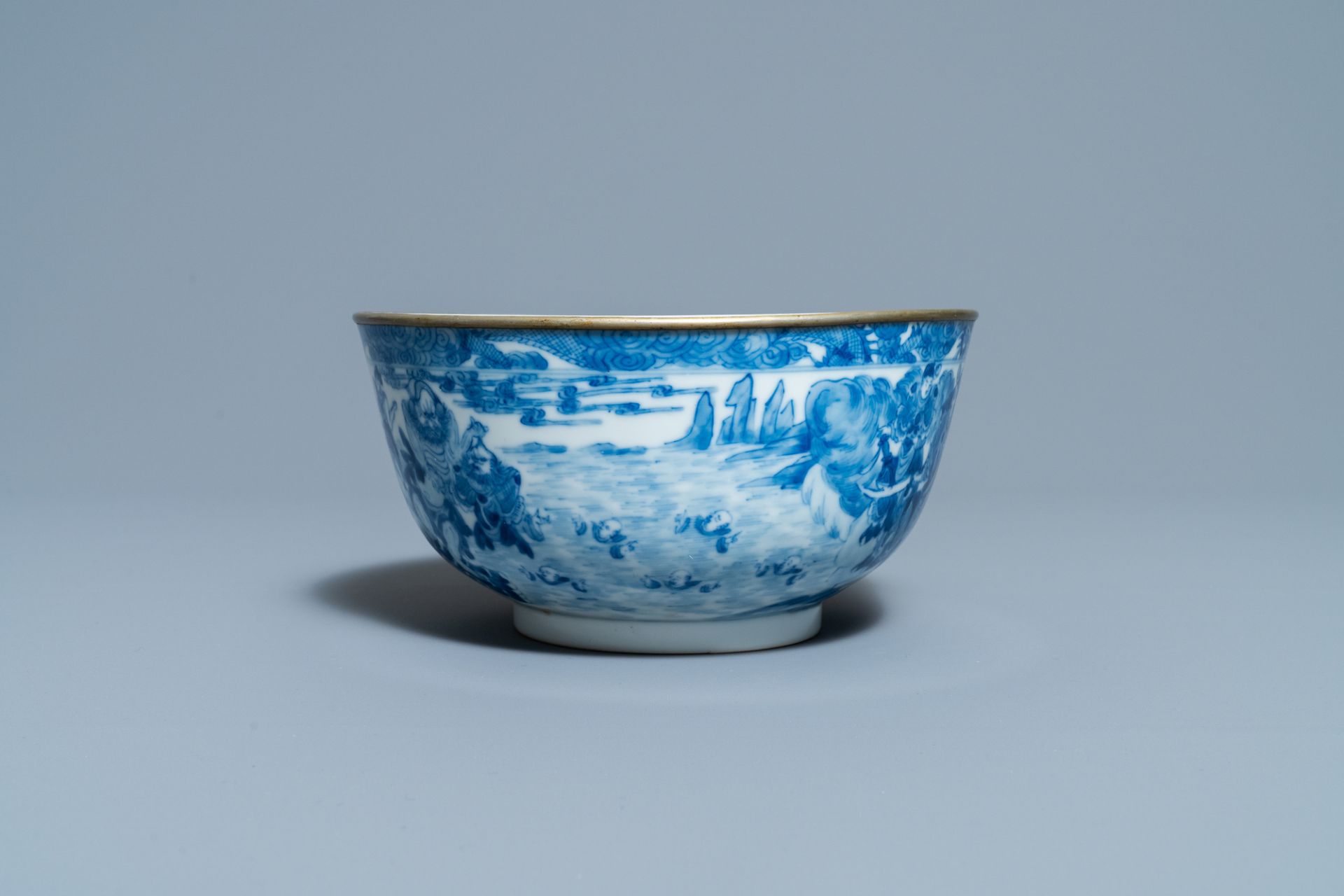 A Chinese blue and white Vietnamese market 'Bleu de Hue' bowl, Kangxi mark, 19th C. - Image 5 of 7