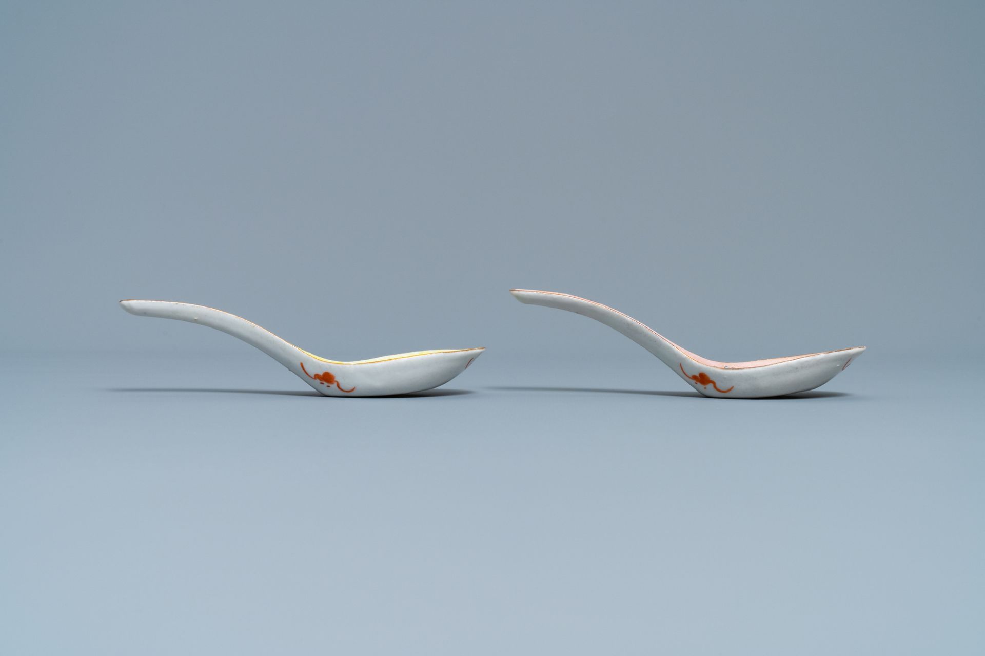 Eight Chinese famille rose spoons, one pair Tongzhi mark and of the period, 19/20th C. - Image 7 of 9