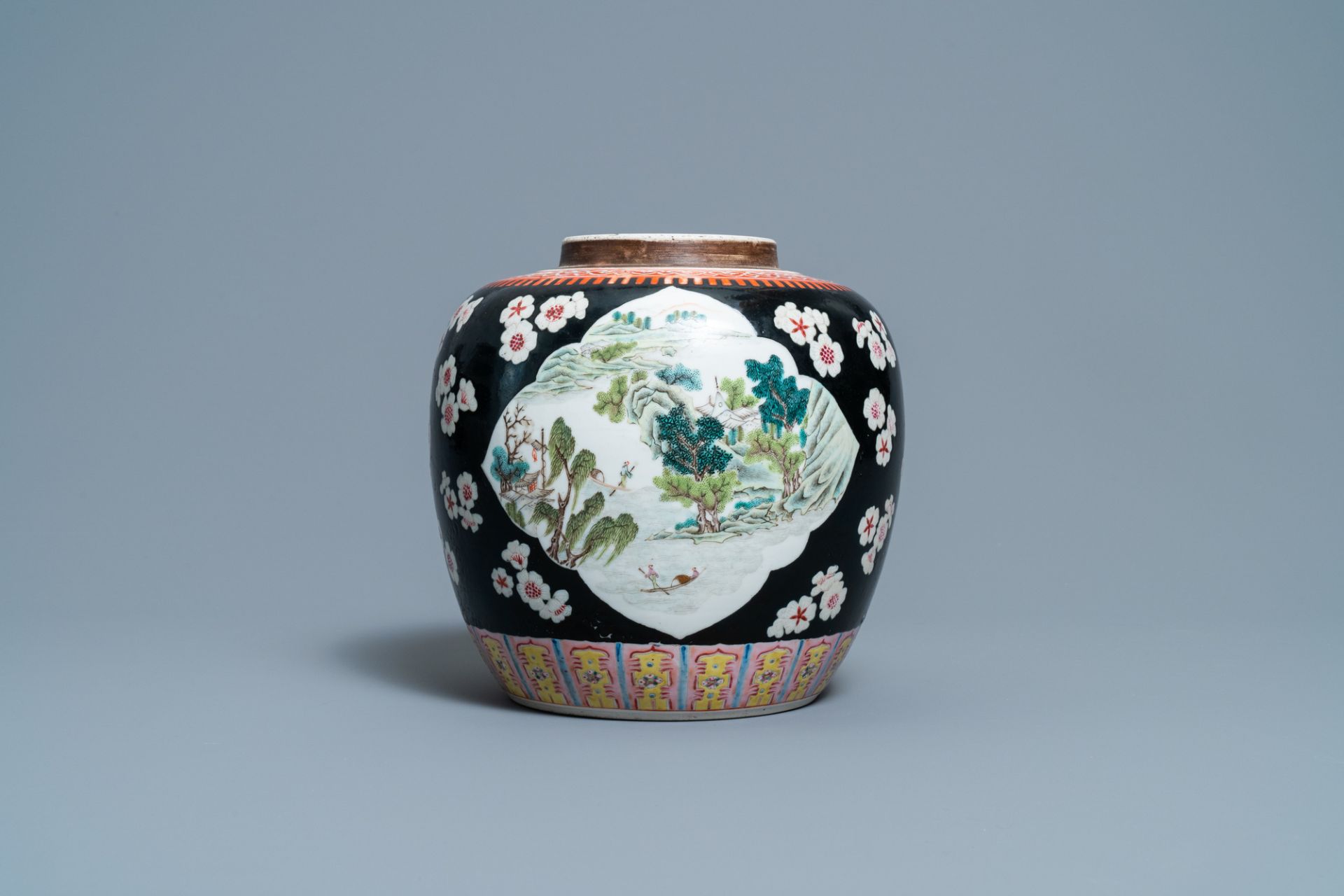 A Chinese black-ground famille rose jar, 19th C. - Image 2 of 7