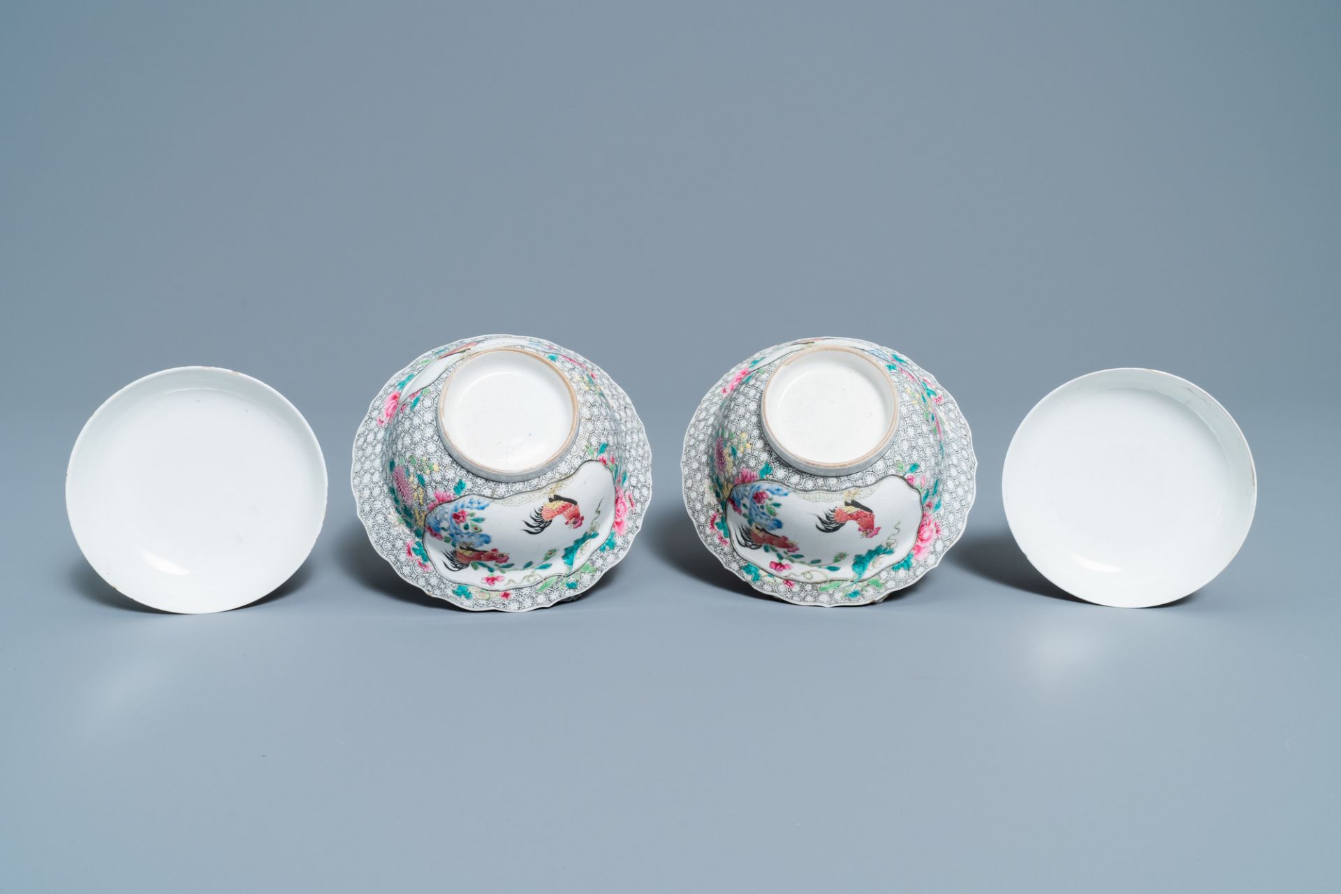 A pair of Chinese famille rose 'rooster' bowls and covers, Yongzheng - Bild 7 aus 7