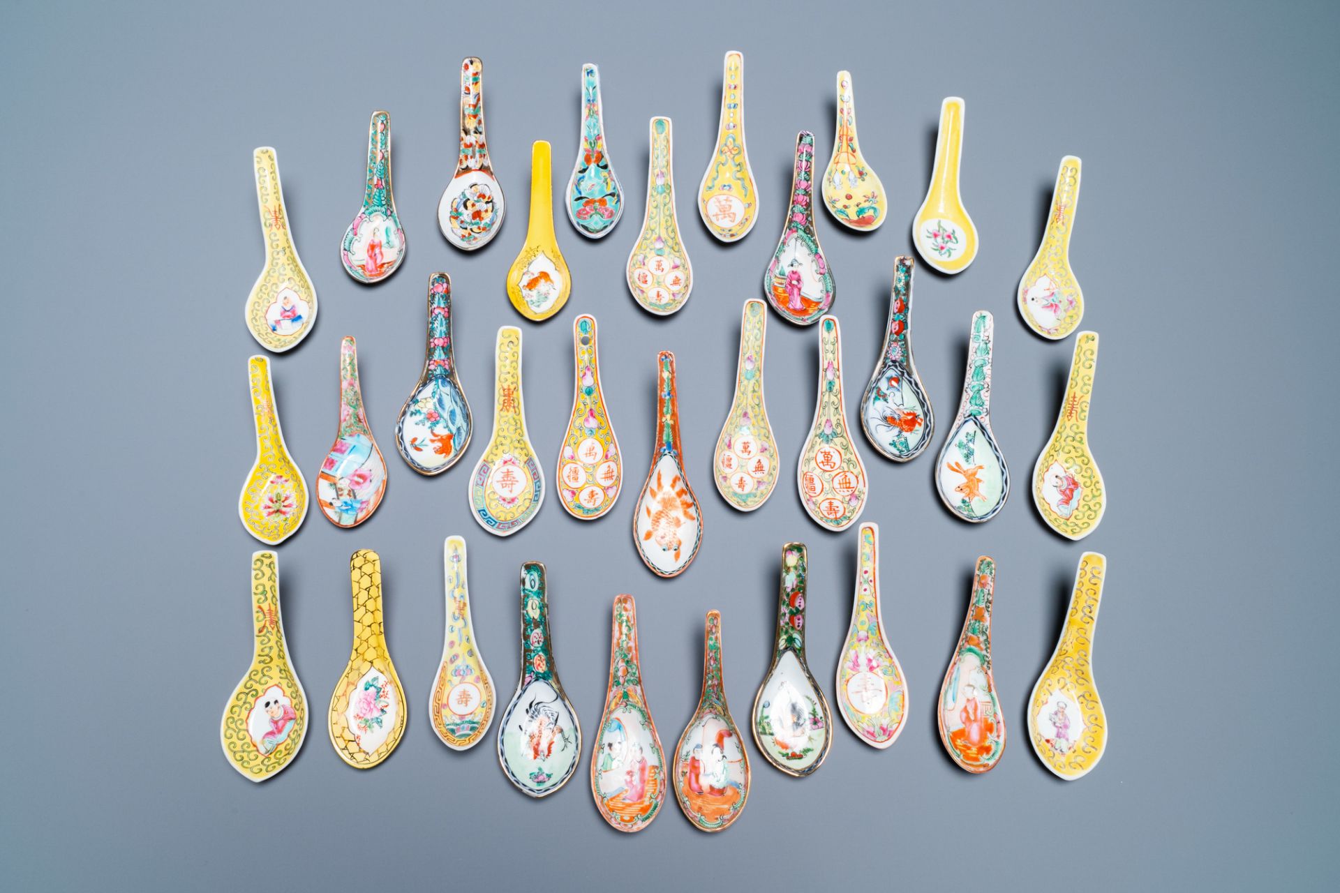 32 Chinese Canton famille rose and yellow-ground spoons, 19/20th C.