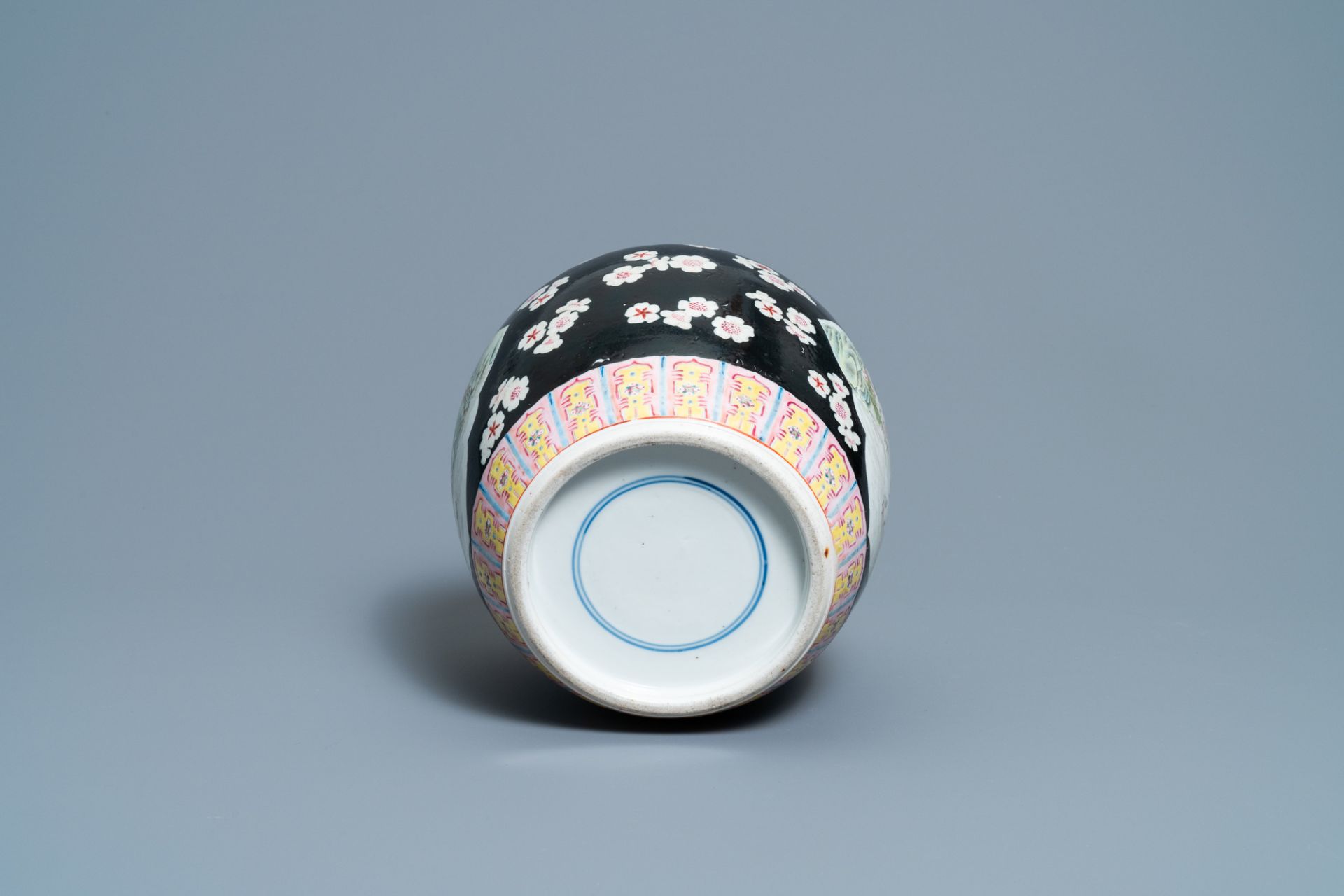 A Chinese black-ground famille rose jar, 19th C. - Image 7 of 7