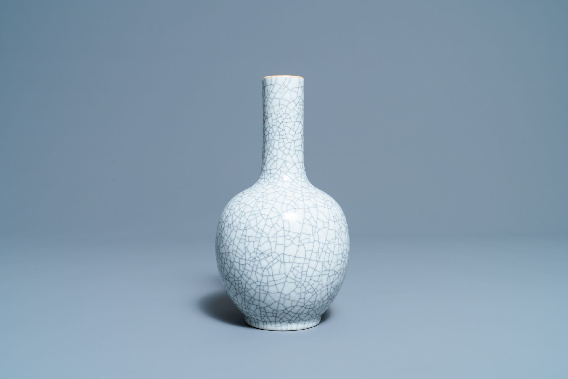 A Chinese monochrome crackle-glazed bottle vase, 19th C. - Image 3 of 6