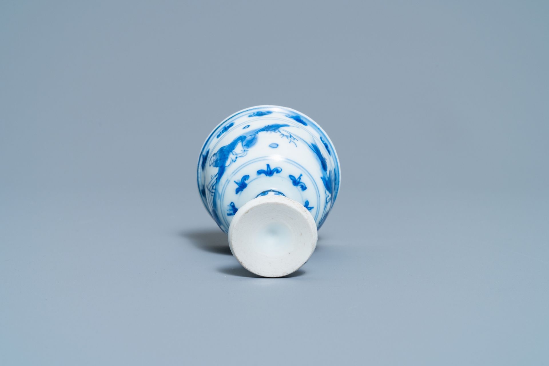 A Chinese blue and white 'go-players' stem cup, Transitional period - Image 7 of 7