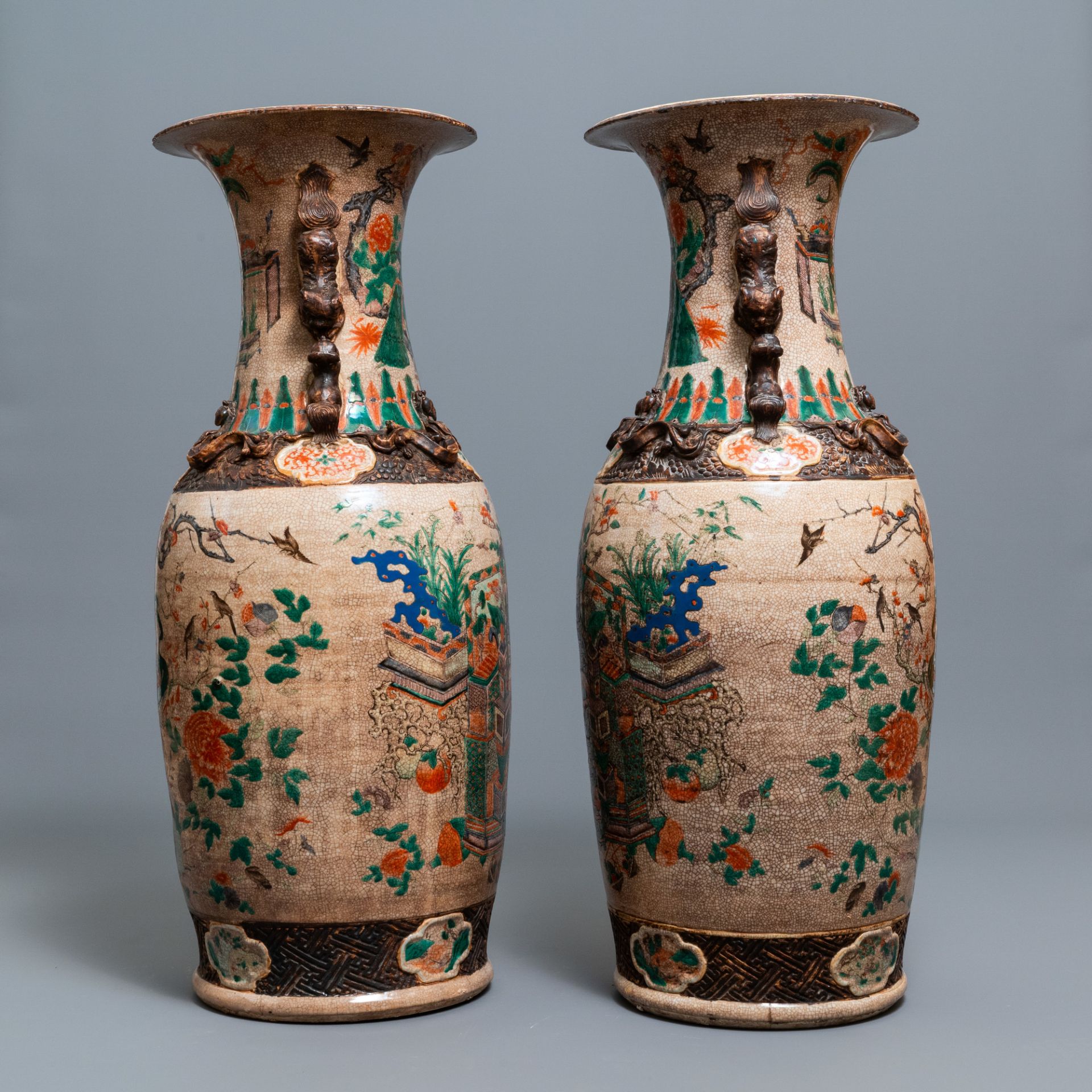 A pair of very large Chinese Nanking crackle-glazed famille verte vases, 19th C. - Image 4 of 6