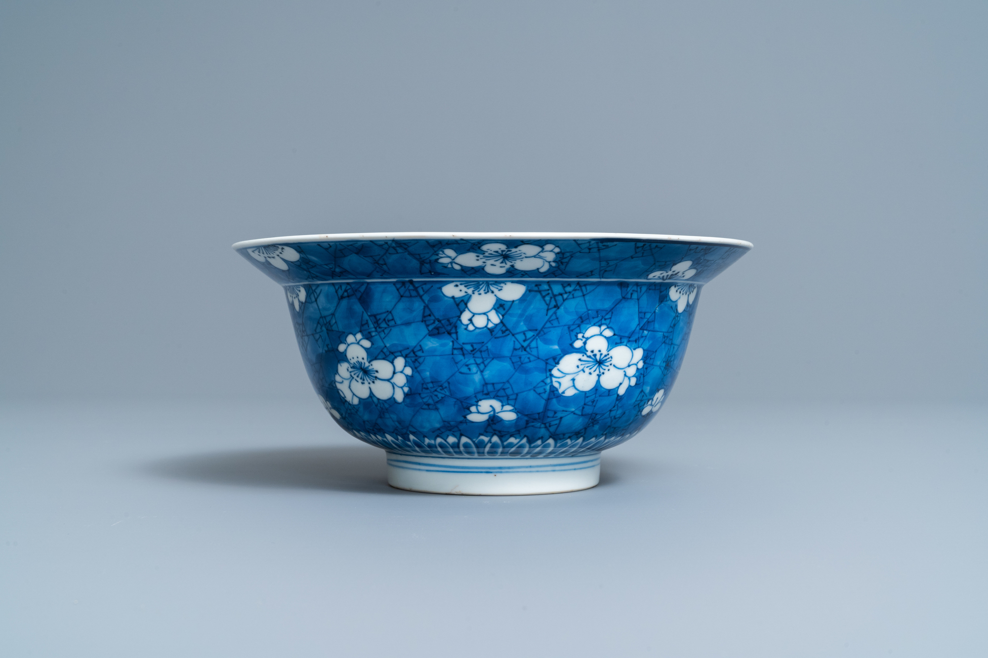 A Chinese blue and white 'prunus on cracked ice' bowl, Kangxi - Image 5 of 7