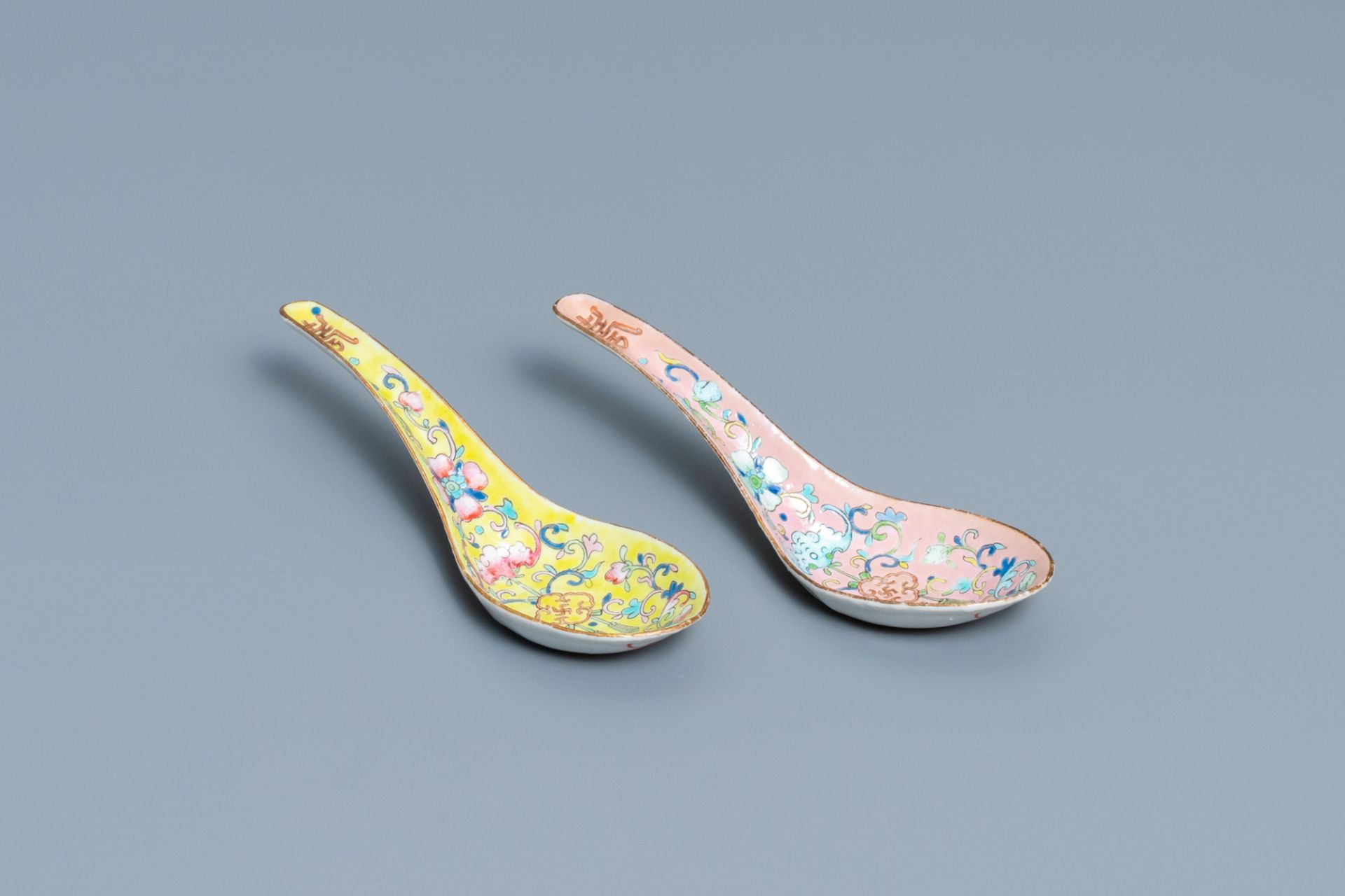 Eight Chinese famille rose spoons, one pair Tongzhi mark and of the period, 19/20th C. - Image 5 of 9