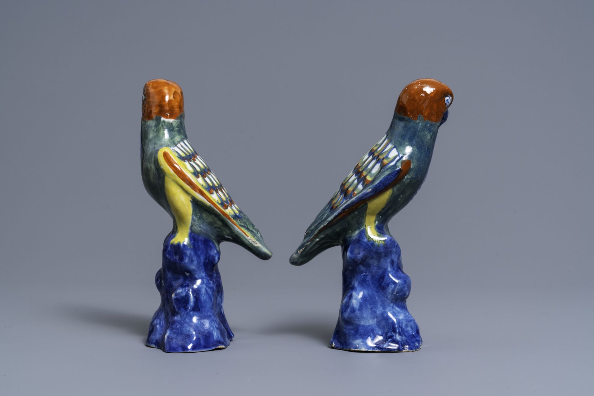 A pair of polychrome Dutch Delft models of parrots, 18th C. - Image 5 of 8