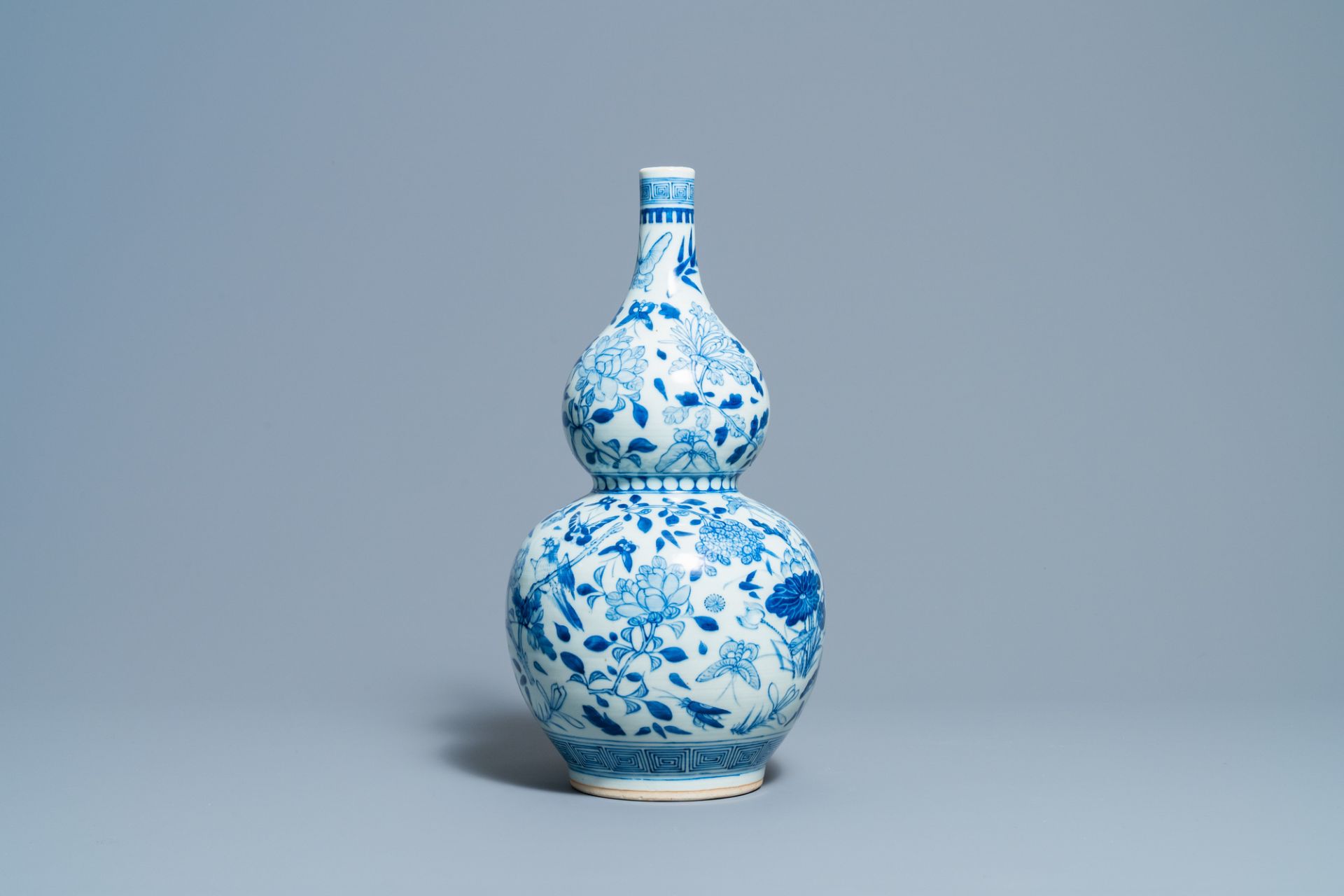 A Chinese blue and white double gourd vase, 19th C. - Image 4 of 6