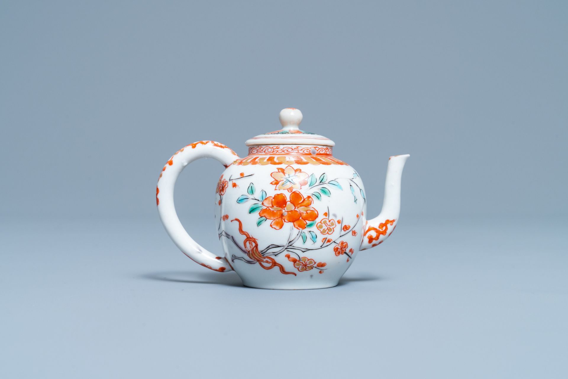 A Japanese Arita teapot and cover, Edo, 18th C. - Image 4 of 7
