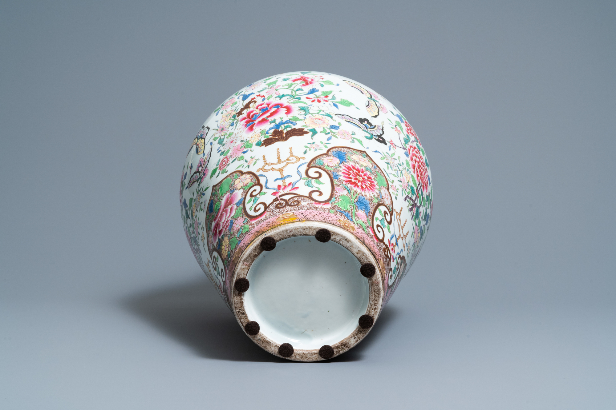 A large famille rose-style vase and cover, Samson, France, 19th C. - Image 7 of 9