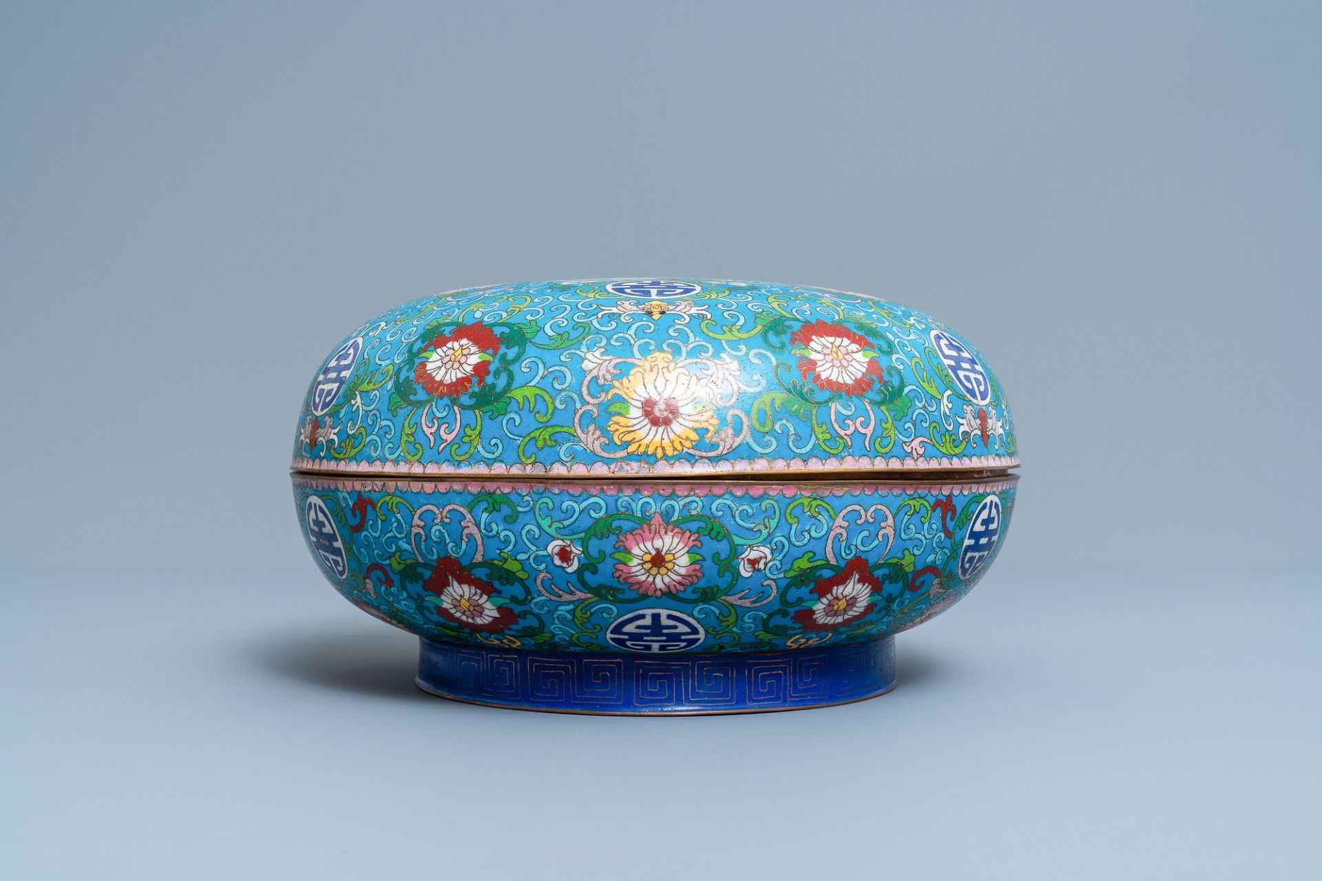 A round Chinese cloisonne box and cover, 19th C. - Bild 5 aus 15