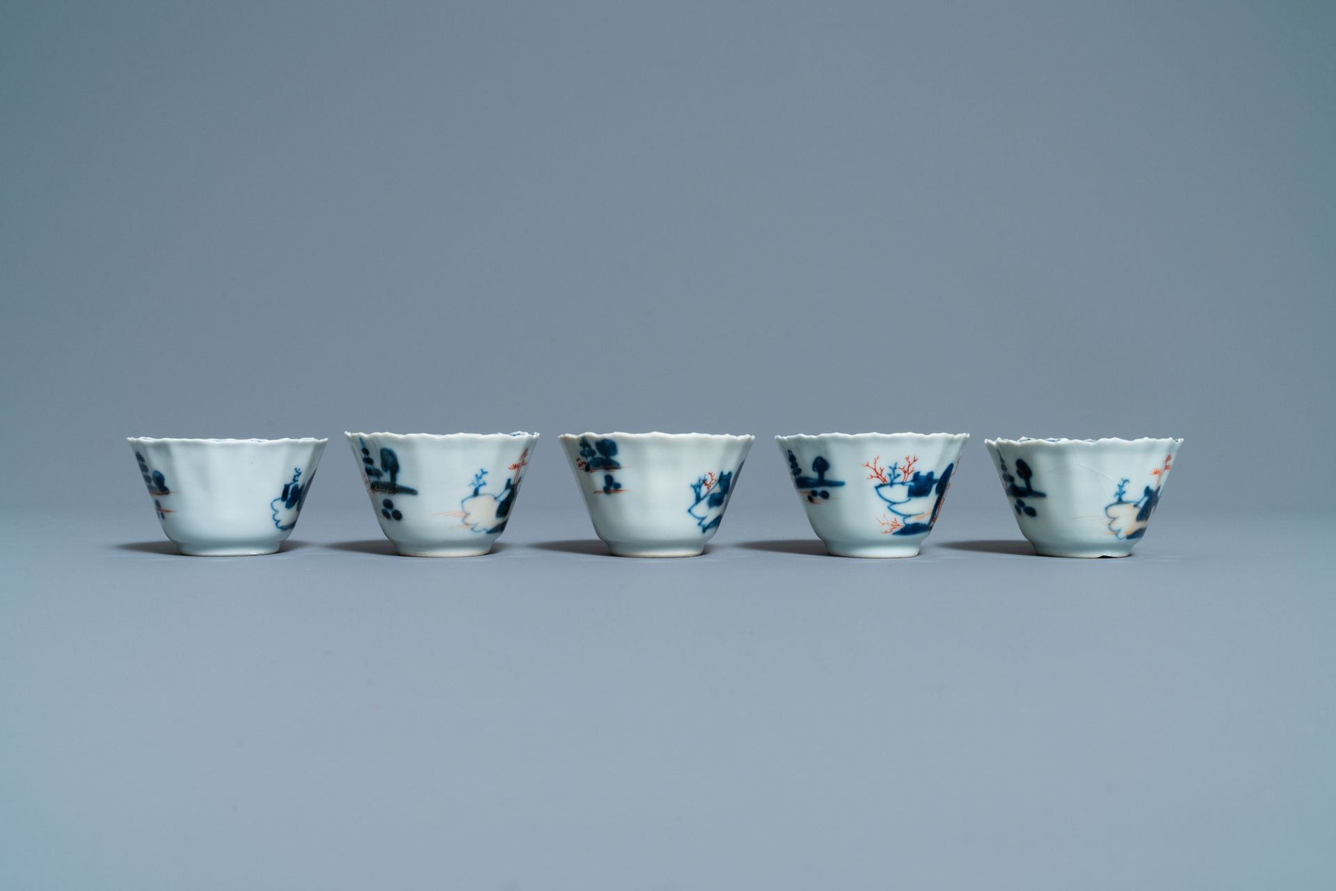Five Chinese Imari-style cups and saucers, Kangxi - Image 7 of 9