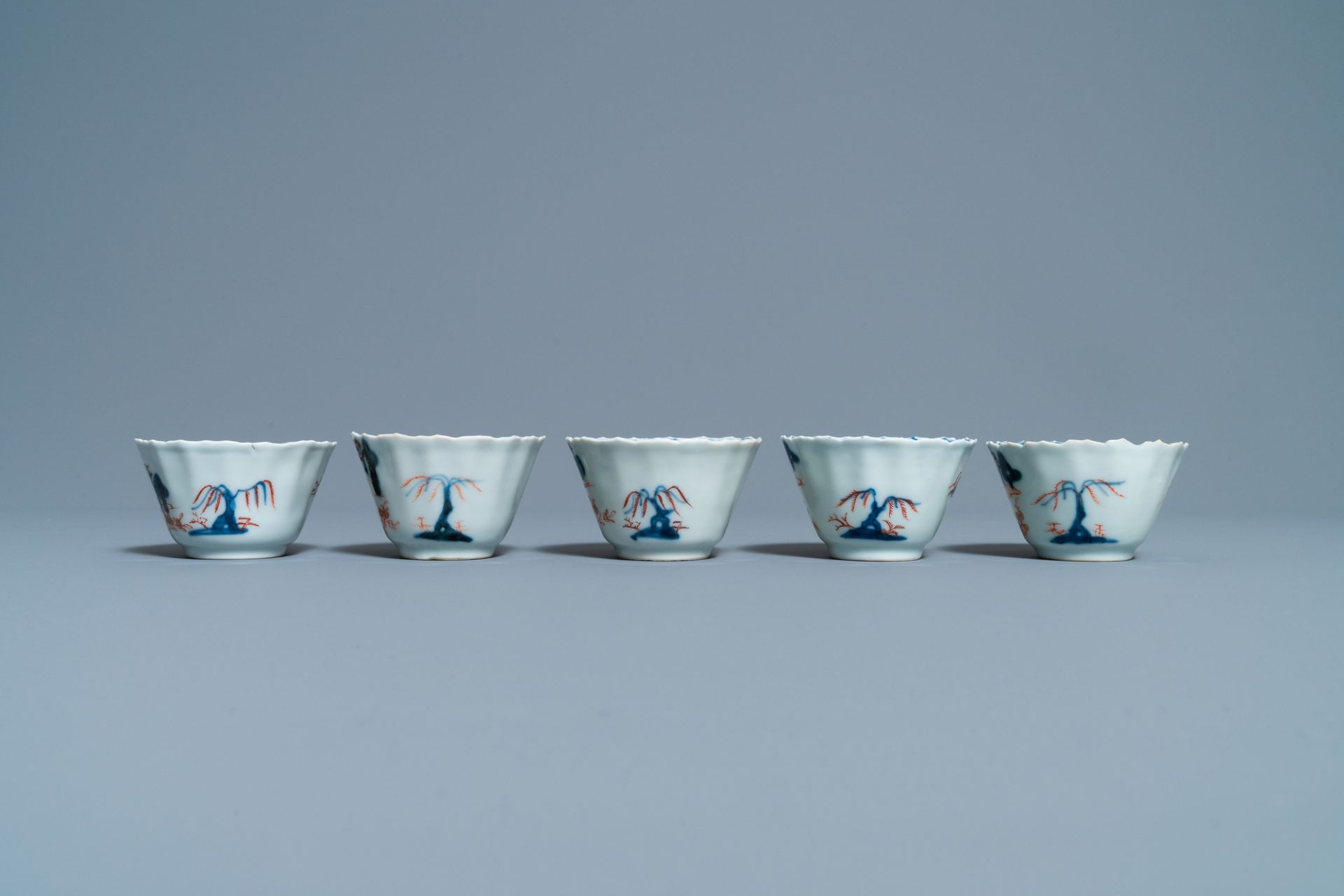 Five Chinese Imari-style cups and saucers, Kangxi - Image 5 of 9
