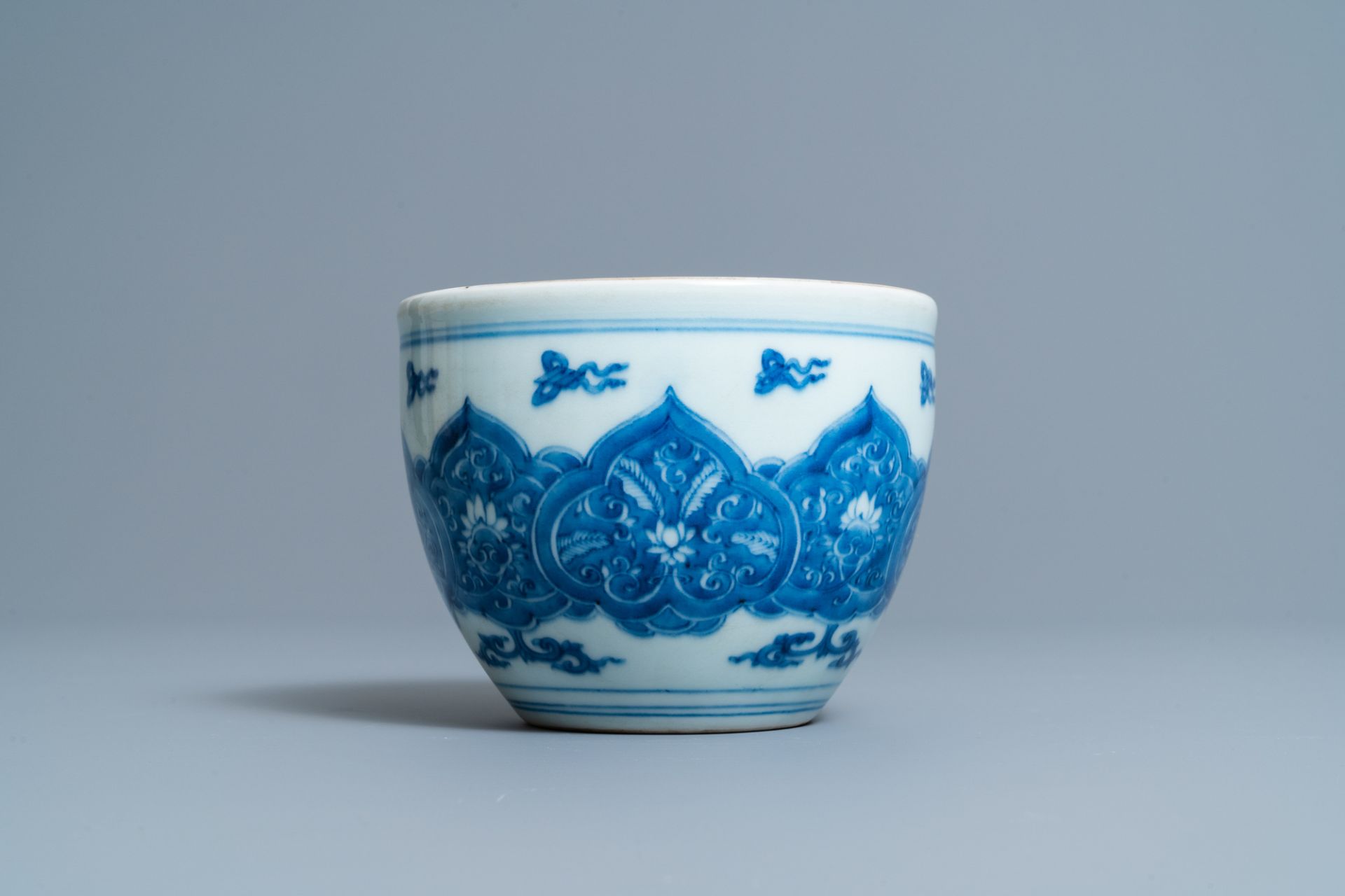A small Chinese blue and white jardiniere, Kangxi - Image 3 of 7