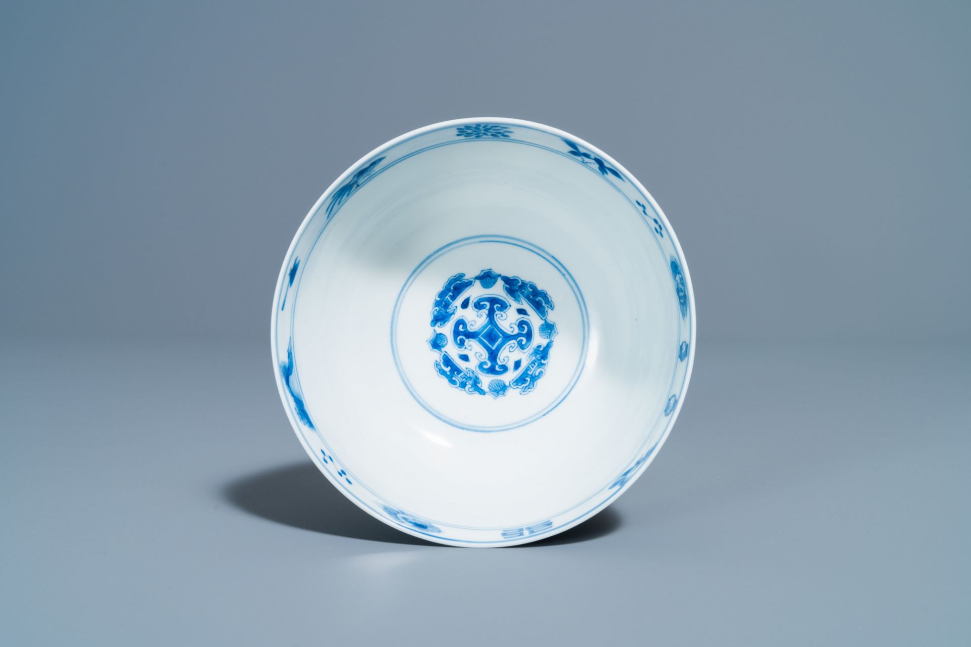 A Chinese blue and white 'Ode to the Red Cliff' bowl, 'Qi yu bao ding zhi zhen' mark, Kangxi - Image 6 of 7