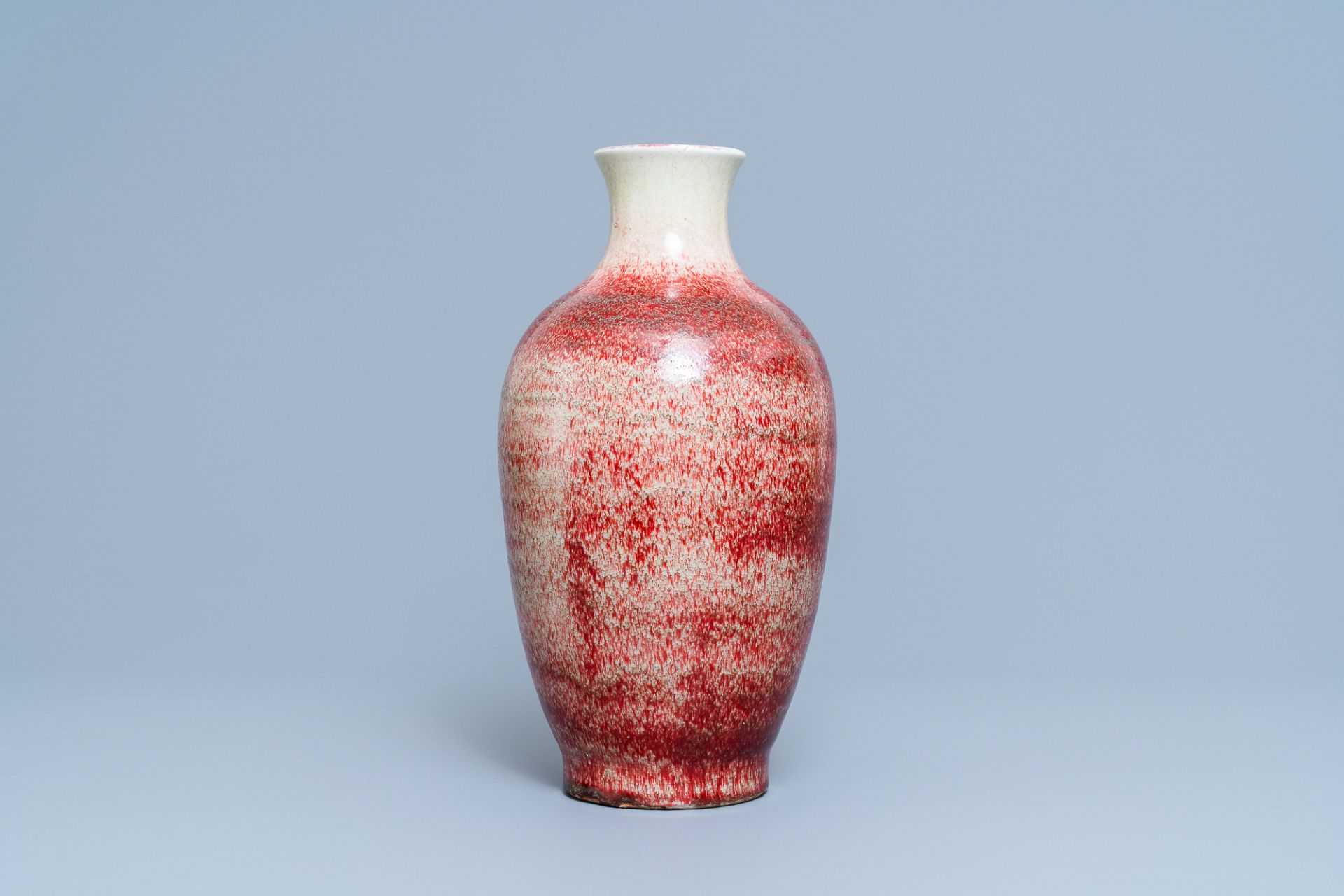 A Chinese monochrome peachbloom-glazed vase, 18/19th C. - Image 4 of 19