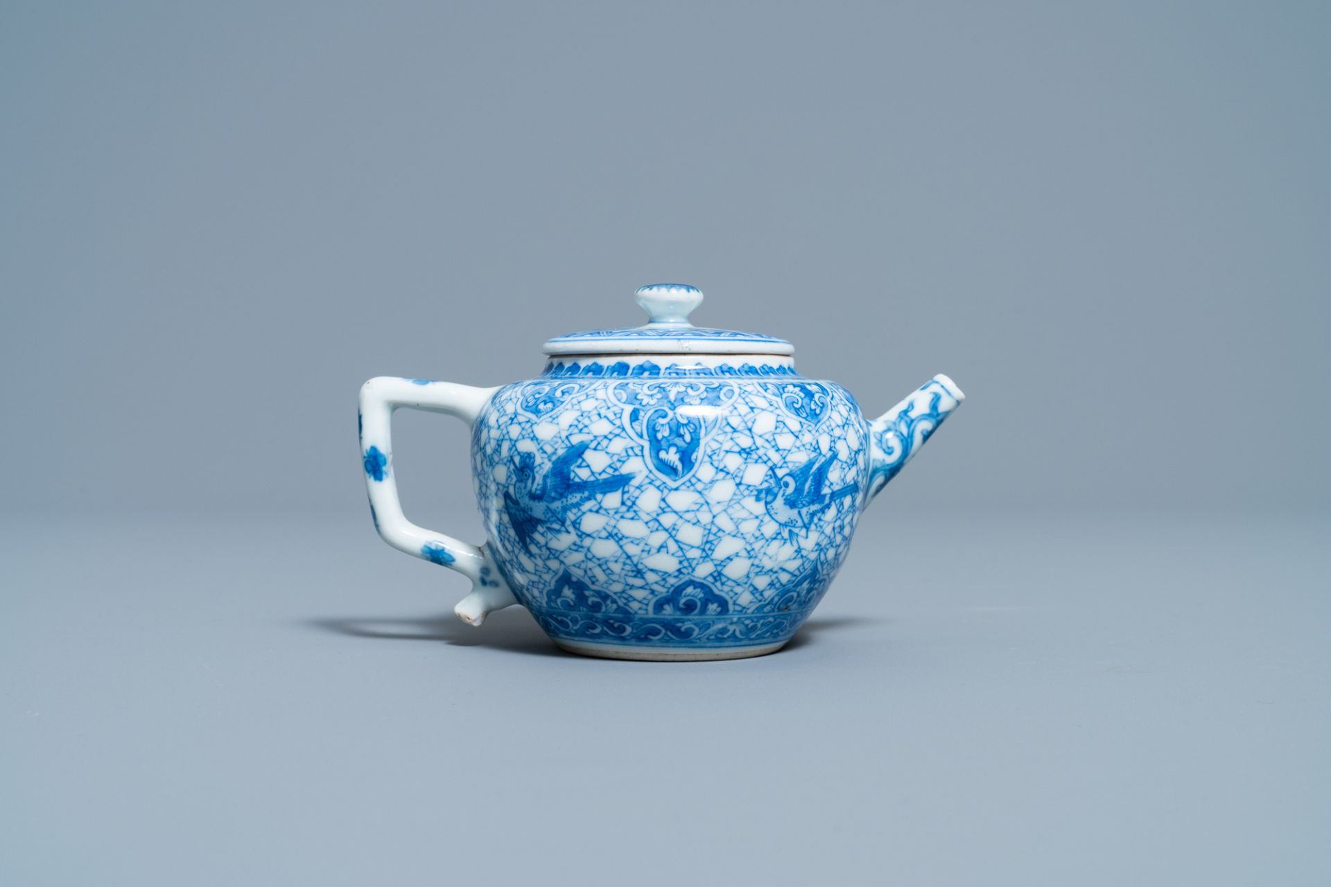 A Chinese blue and white teapot and cover, Kangxi - Image 4 of 7