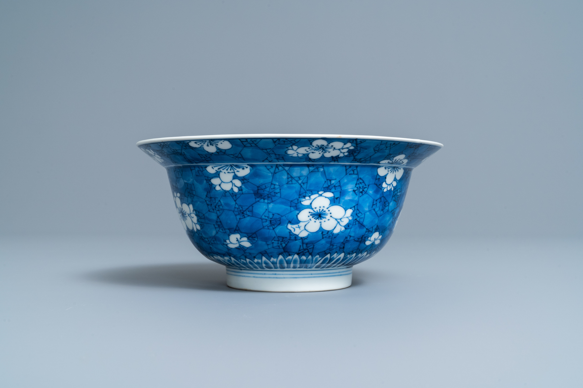 A Chinese blue and white 'prunus on cracked ice' bowl, Kangxi - Image 3 of 7