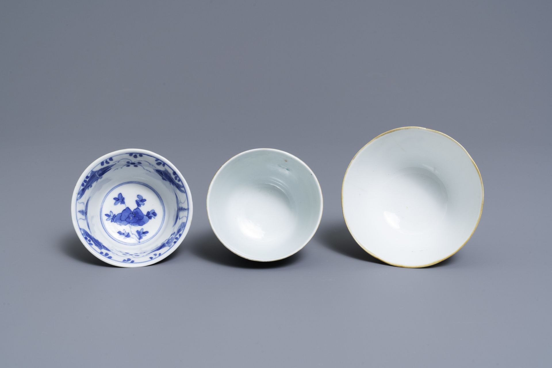 A varied collection of Chinese famille rose and blue and white wares, 19/20th C. - Image 20 of 21