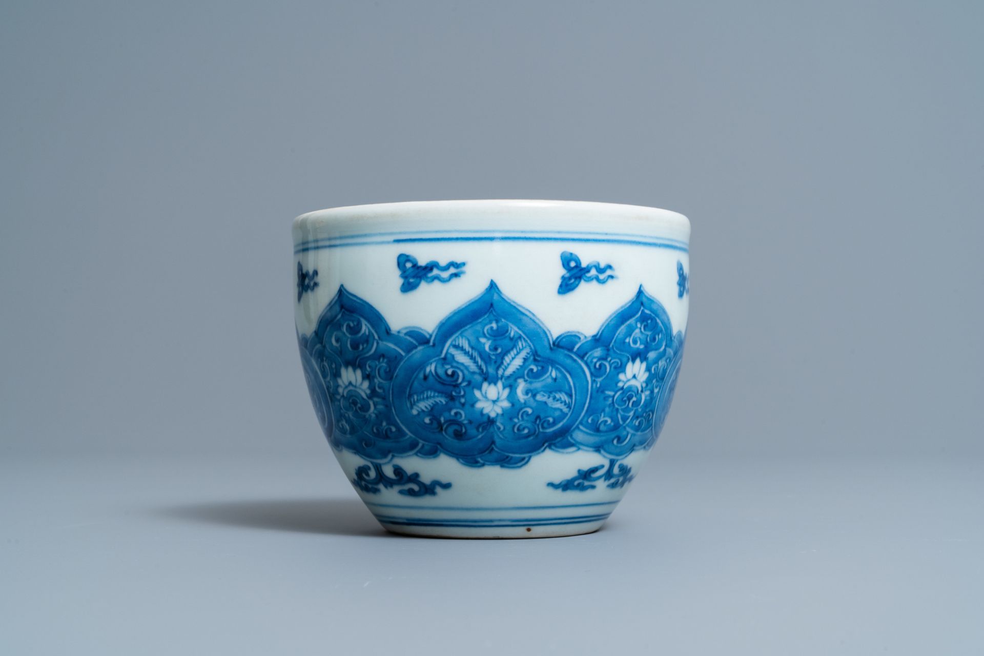 A small Chinese blue and white jardiniere, Kangxi - Image 5 of 7