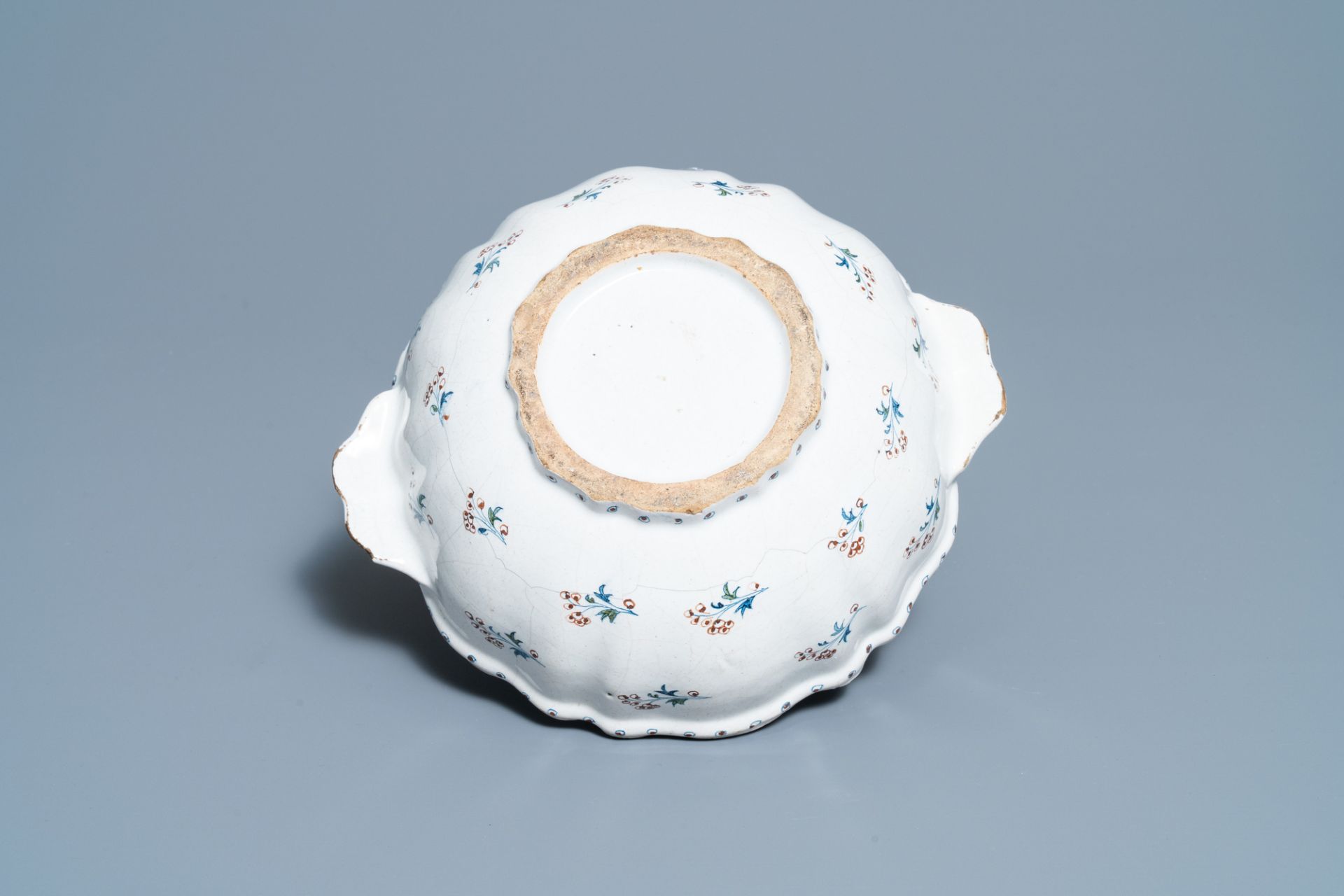 A Brussels faience basin with 'a la haie fleurie' design, 18th C. - Image 7 of 7