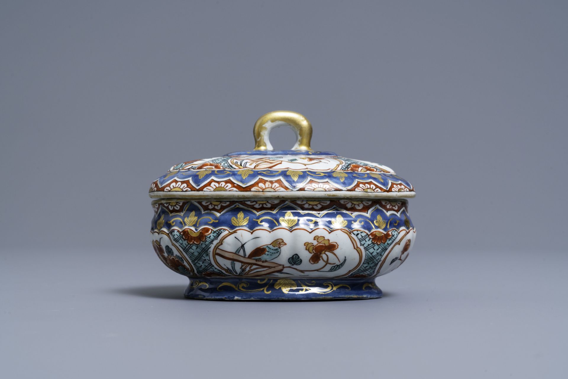 A polychrome and gilded Dutch Delft spice box and cover, early 18th C. - Bild 2 aus 7