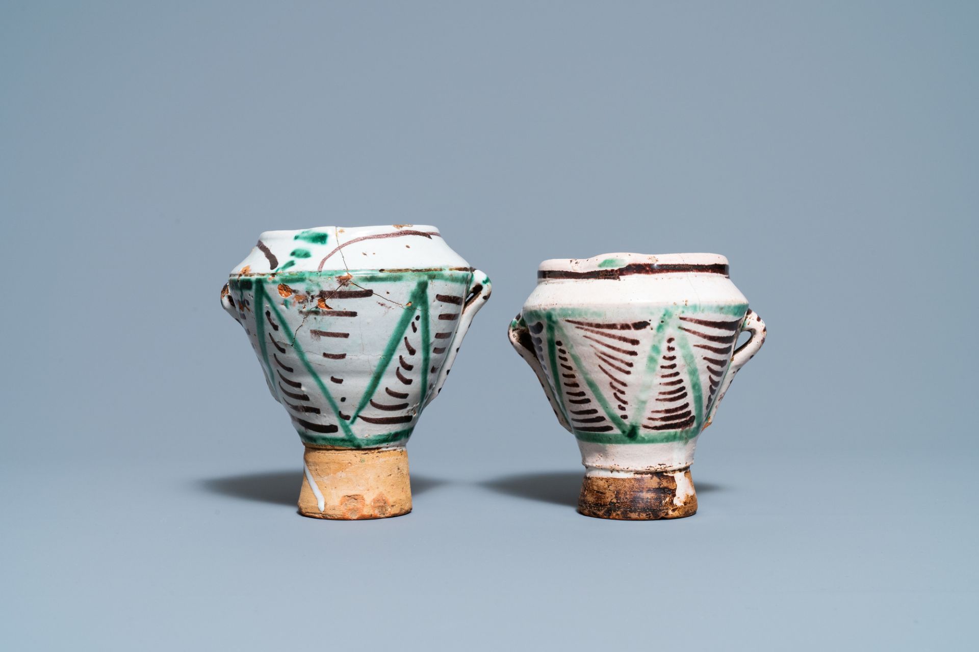 A pair of polychrome Spanish pottery mortars, 16/17th C. - Bild 4 aus 7