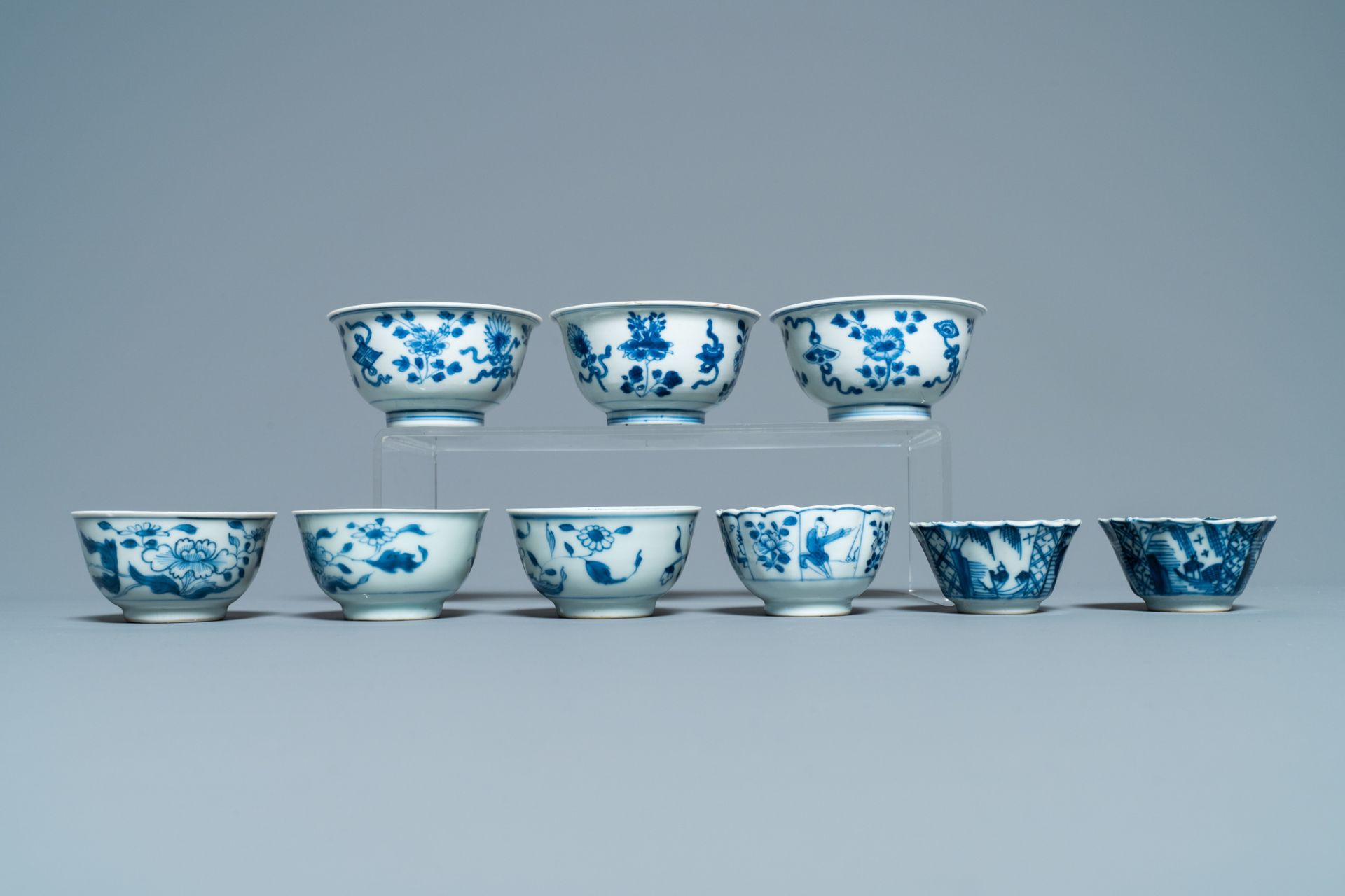 Sixteen Chinese blue and white saucers and fourteen cups, Kangxi - Image 13 of 17