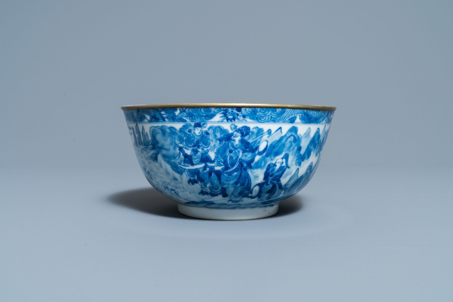 A Chinese blue and white Vietnamese market 'Bleu de Hue' bowl, Kangxi mark, 19th C. - Image 2 of 7