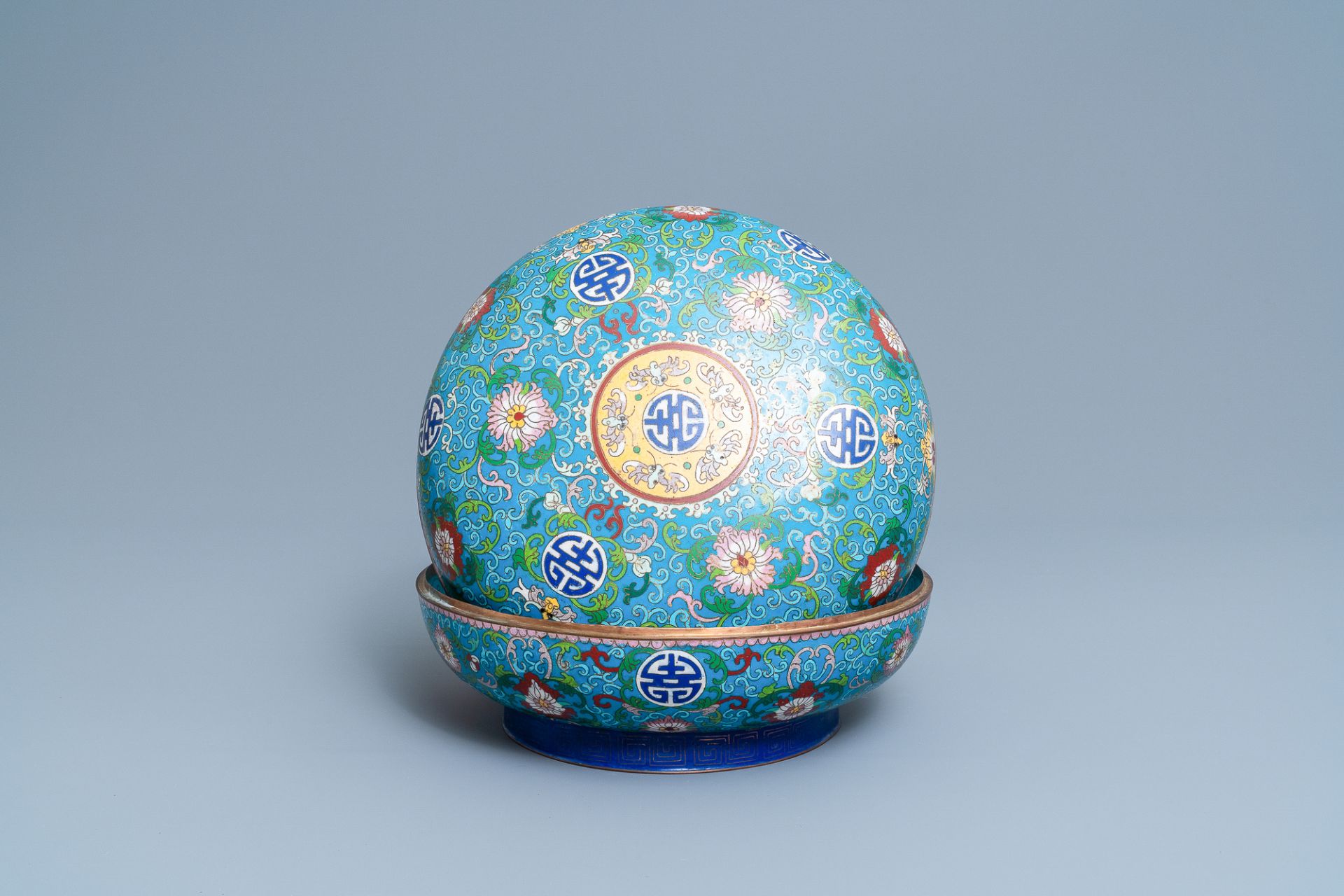 A round Chinese cloisonne box and cover, 19th C. - Bild 2 aus 15