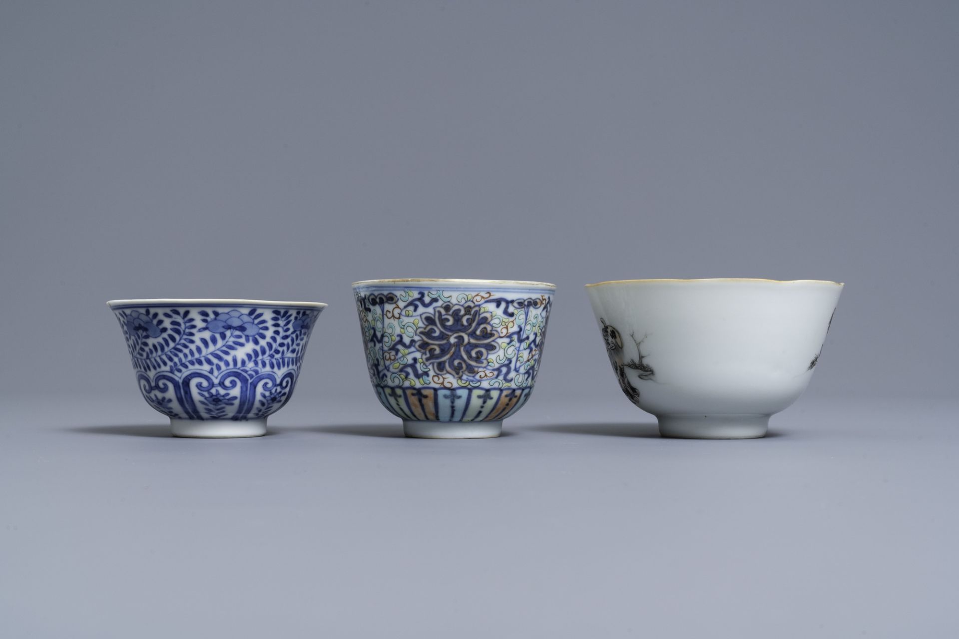 A varied collection of Chinese famille rose and blue and white wares, 19/20th C. - Image 18 of 21