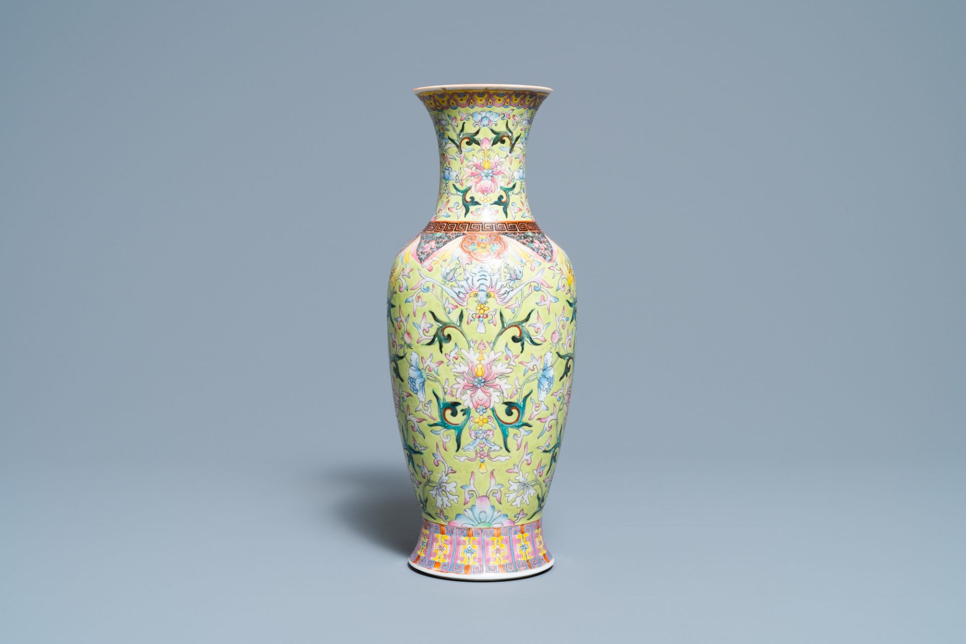 A Chinese famille rose lime green-ground vase, Qianlong mark, Republic - Bild 4 aus 6