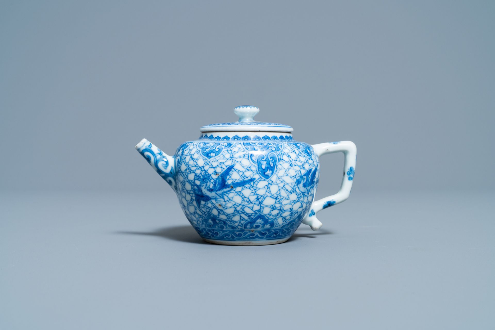 A Chinese blue and white teapot and cover, Kangxi - Image 2 of 7