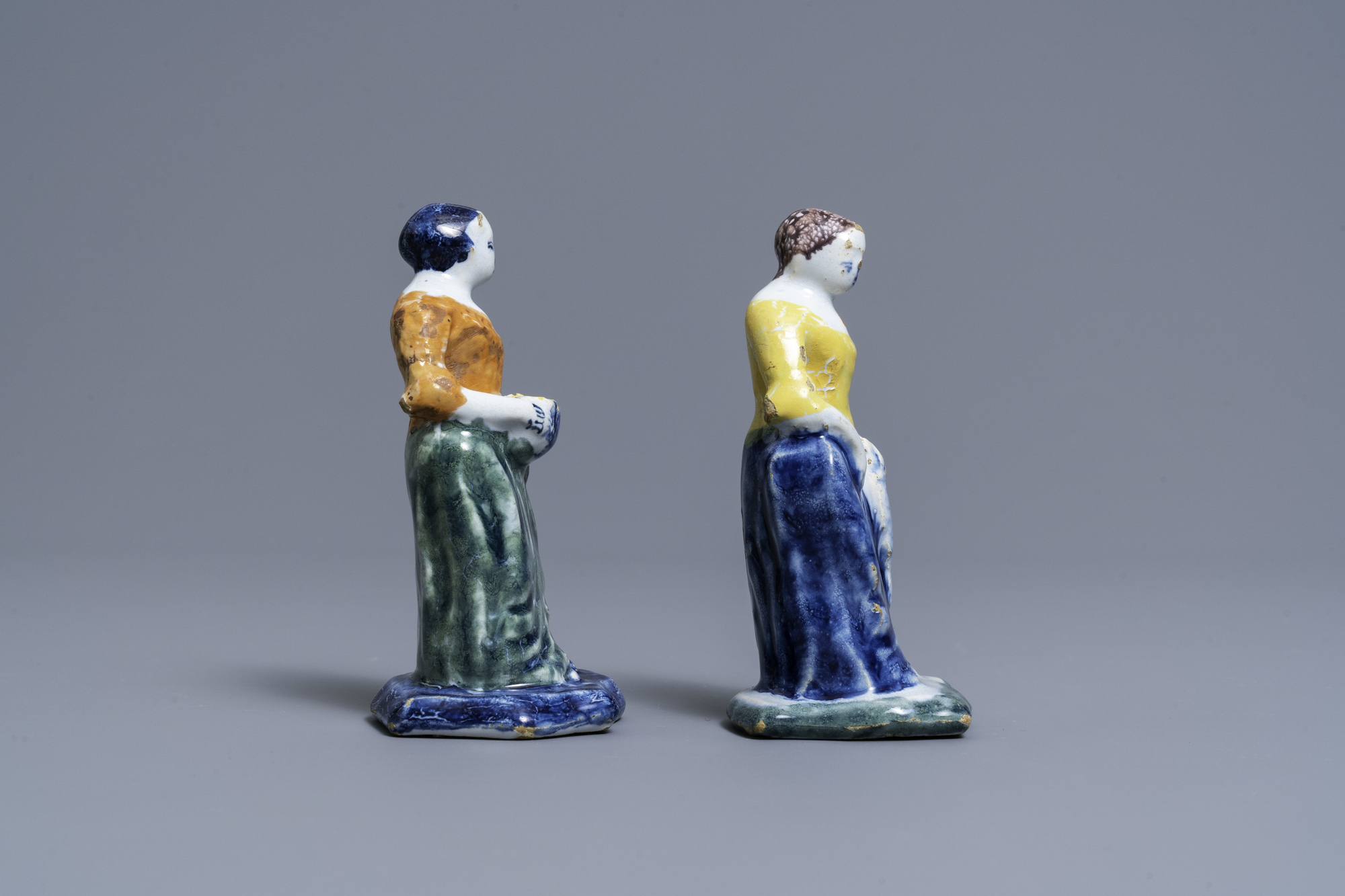 A pair of polychrome Dutch Delft figures of market ladies, 18th C. - Image 3 of 7