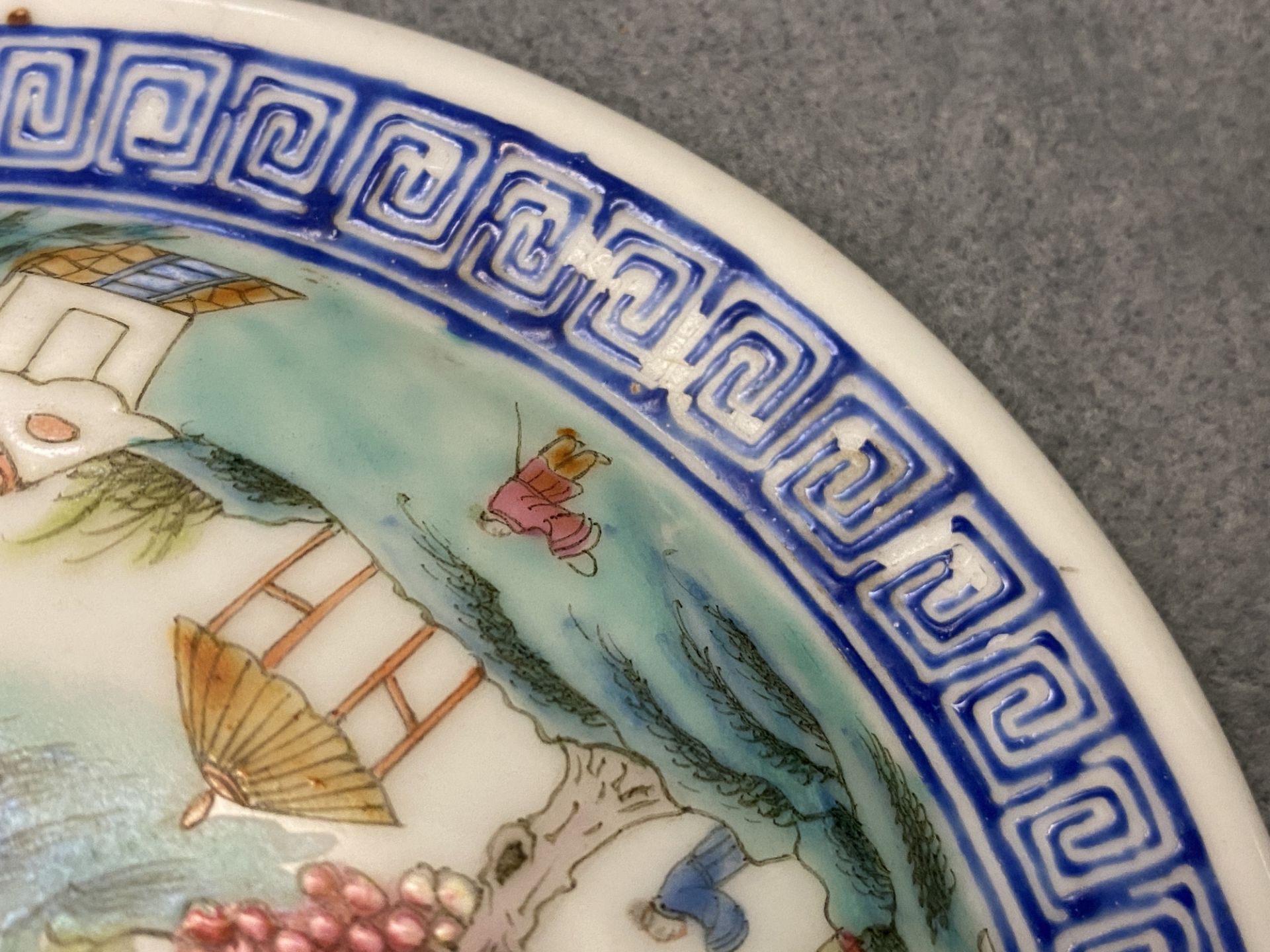A pair of Chinese famille rose bowls and covers with landscapes, Qianlong mark, Republic - Image 11 of 15