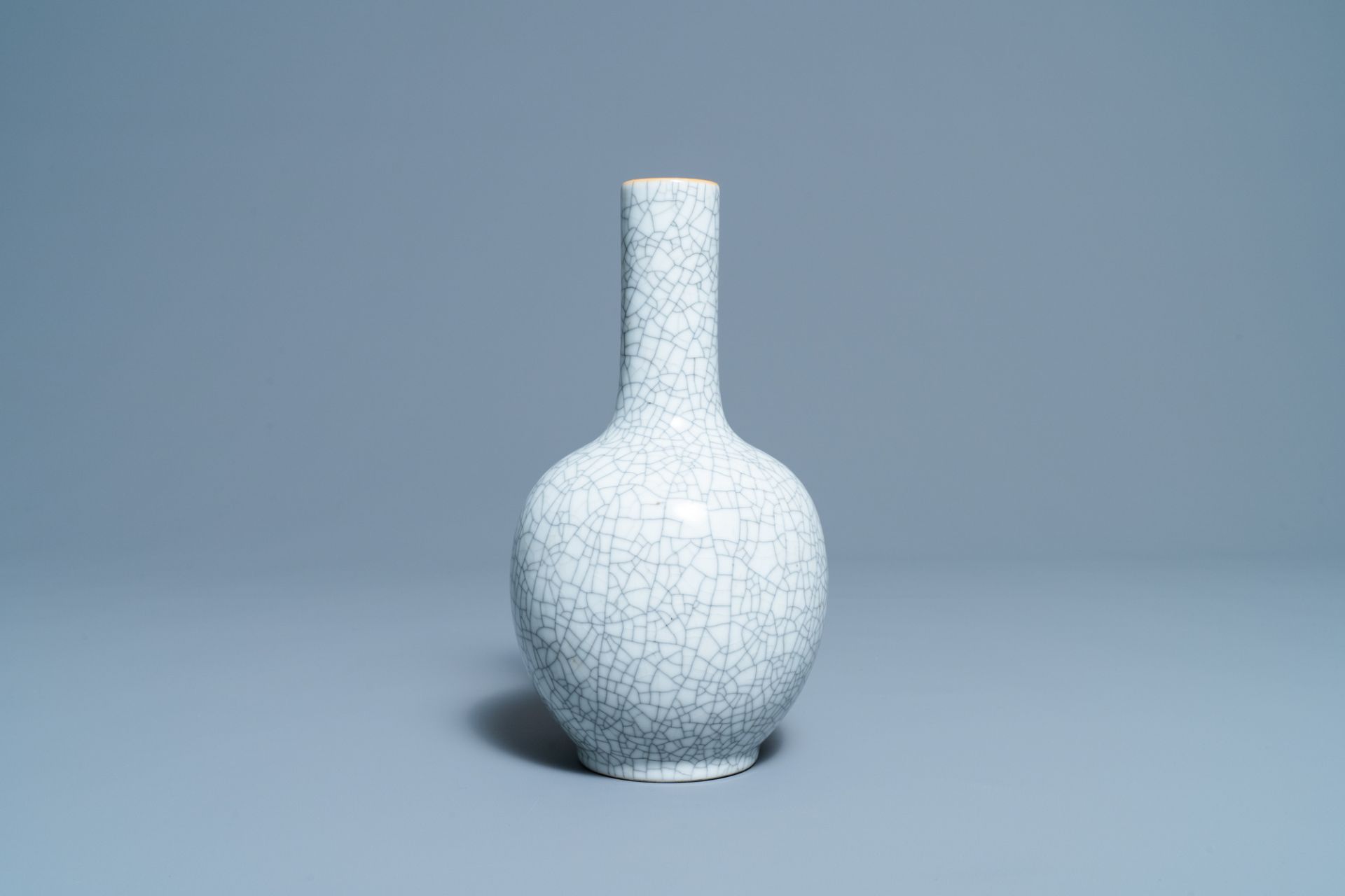 A Chinese monochrome crackle-glazed bottle vase, 19th C. - Image 4 of 6