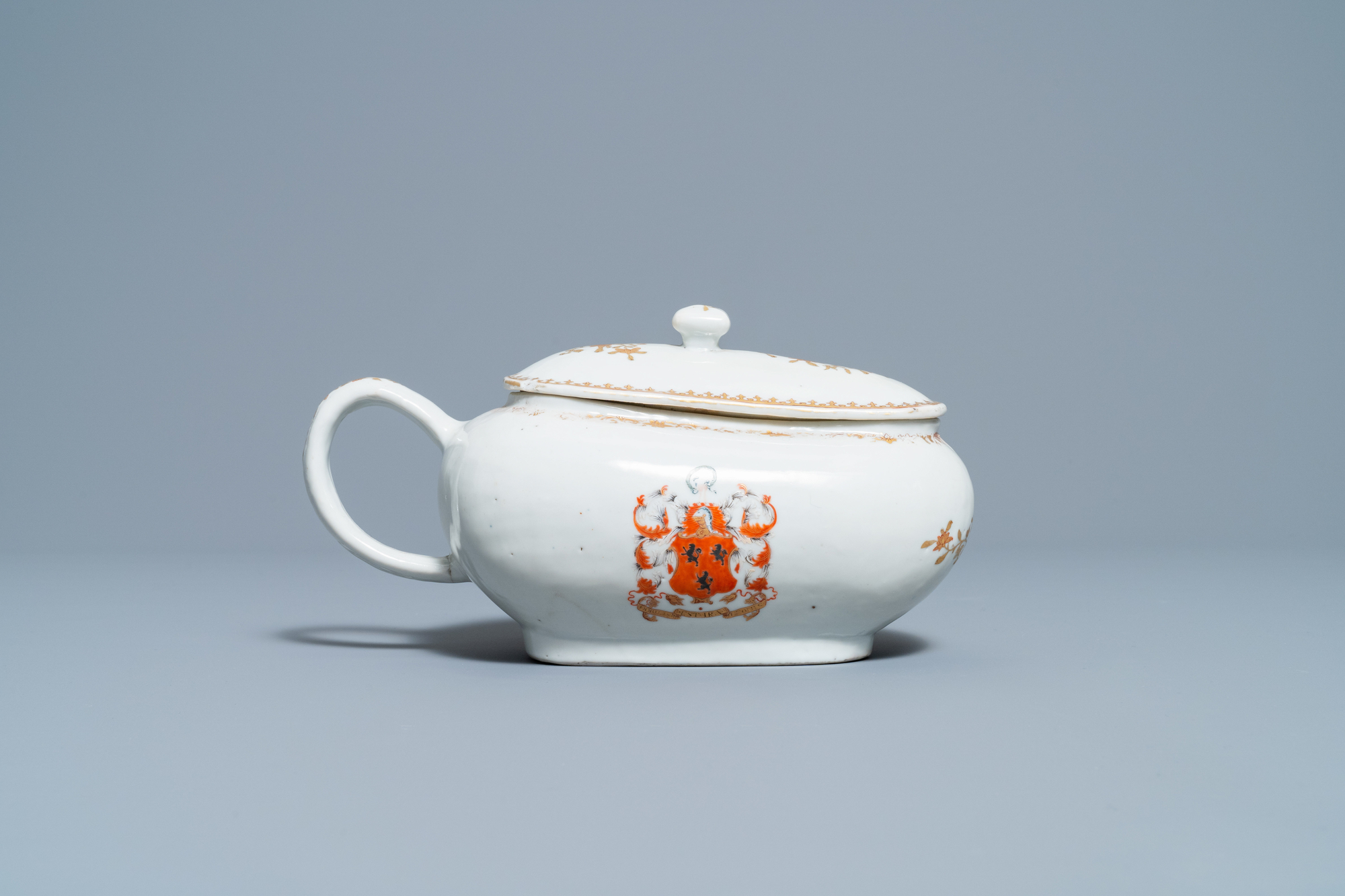 A Chinese Scottish market Ross of Balnagowan armorial sauceboat and cover, Qianlong - Image 4 of 7