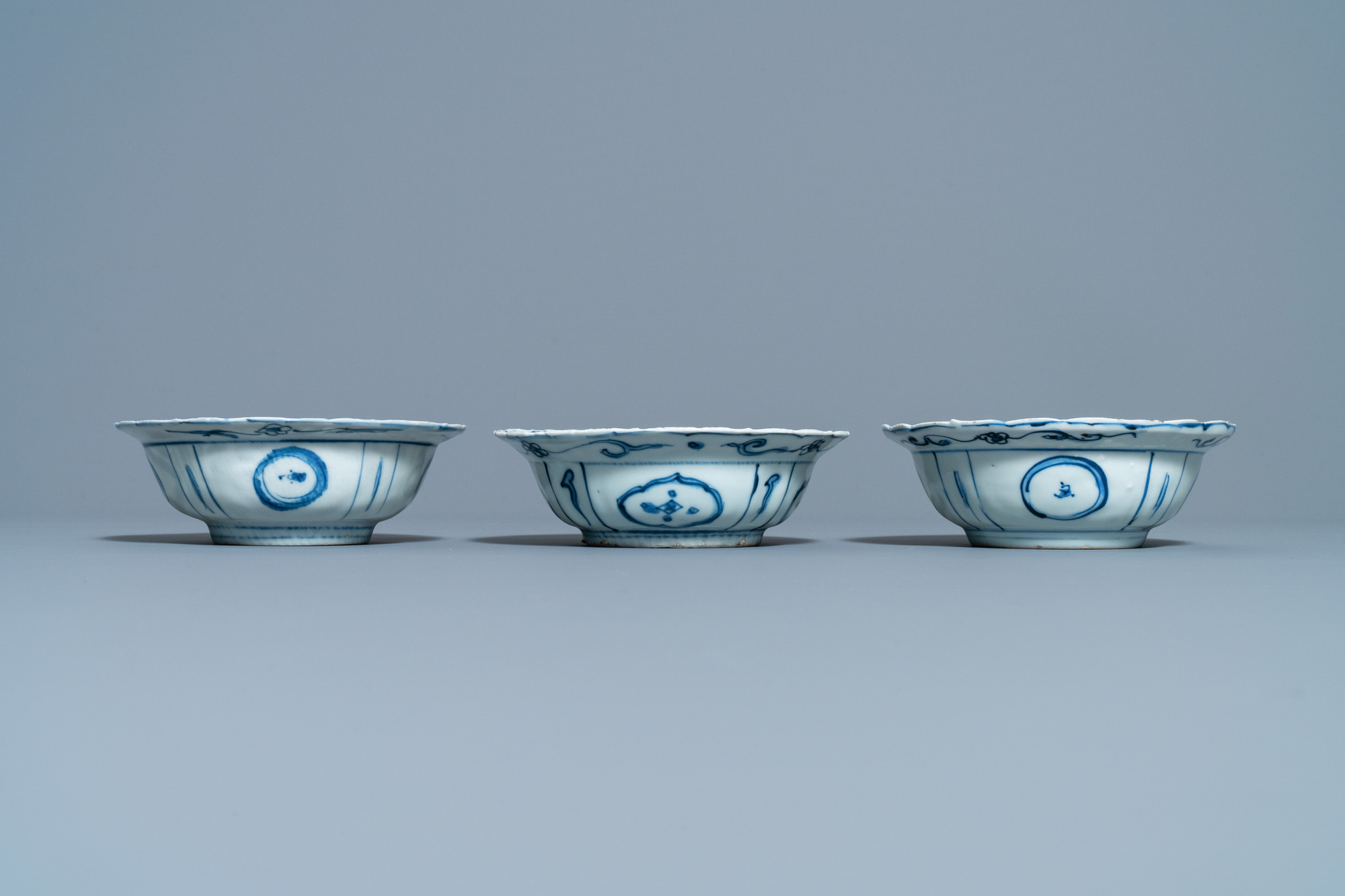 Three Chinese blue and white kraak porcelain klapmuts bowls, Wanli - Image 2 of 7