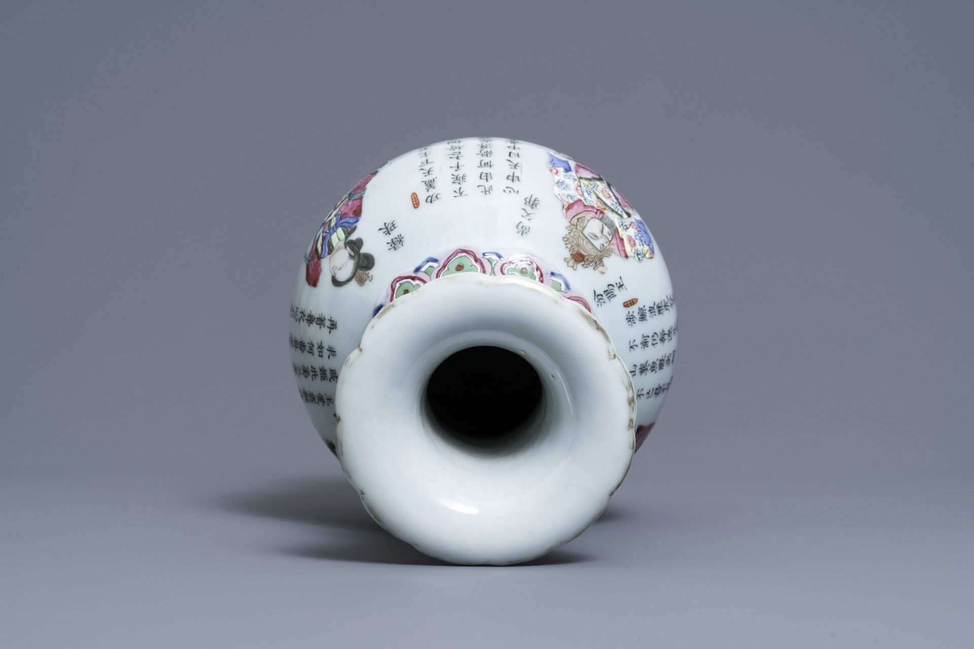 A Chinese famille rose 'Wu Shuang Pu' vase, 19th C. - Image 5 of 6