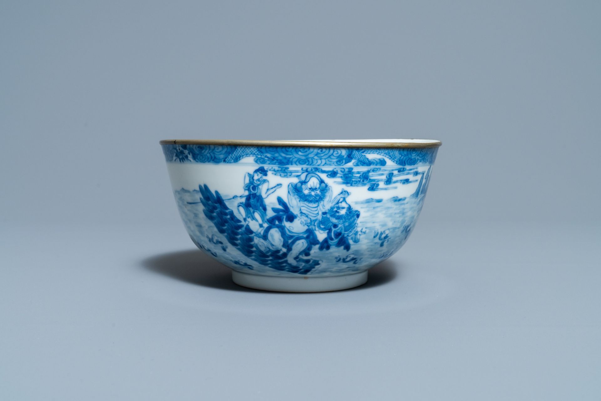 A Chinese blue and white Vietnamese market 'Bleu de Hue' bowl, Kangxi mark, 19th C. - Image 4 of 7