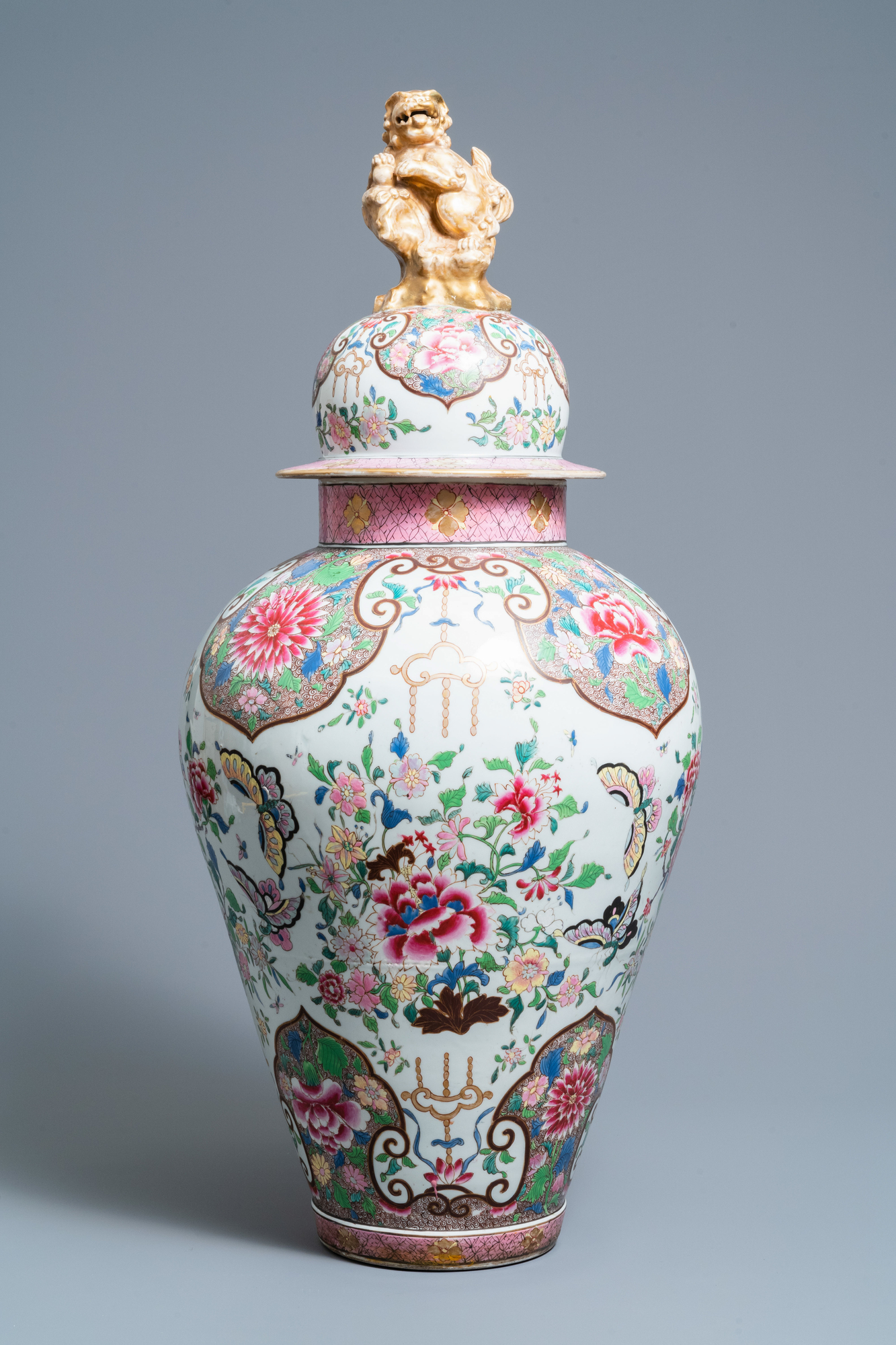 A large famille rose-style vase and cover, Samson, France, 19th C. - Image 2 of 9