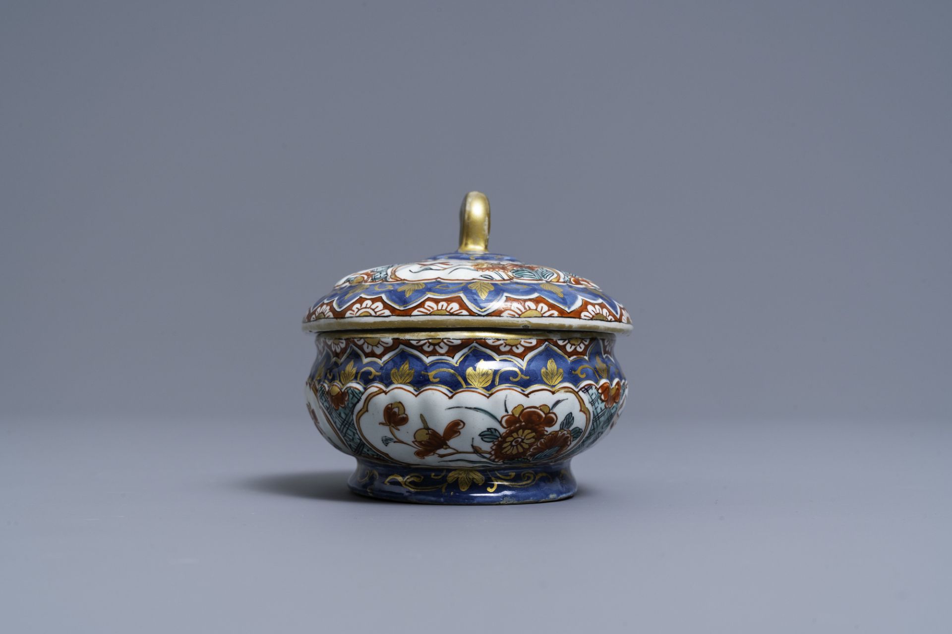 A polychrome and gilded Dutch Delft spice box and cover, early 18th C. - Bild 3 aus 7