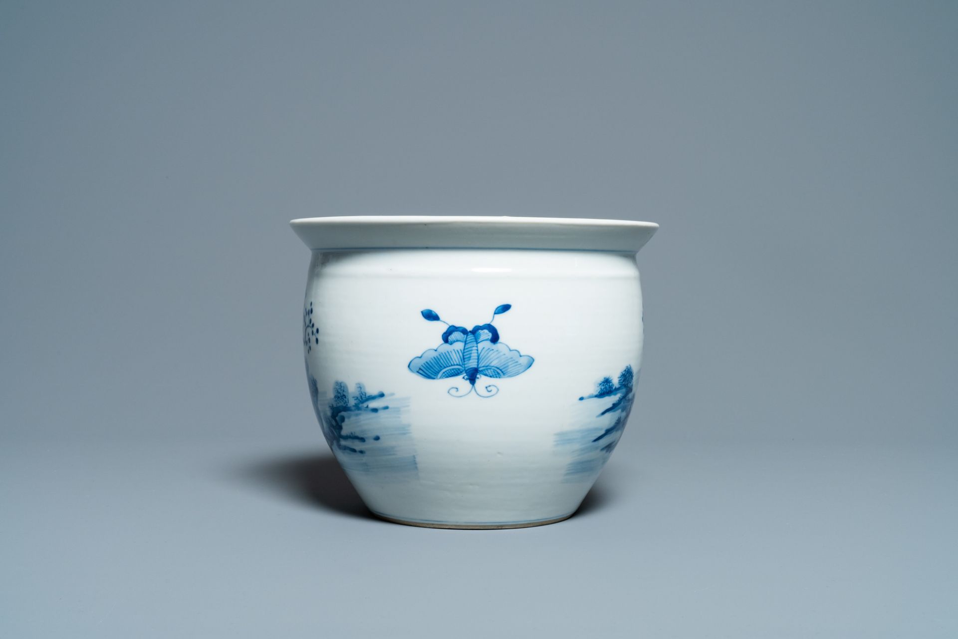 A Chinese blue and white jardiniere and two famille verte bowls, 19/20th C. - Image 4 of 13