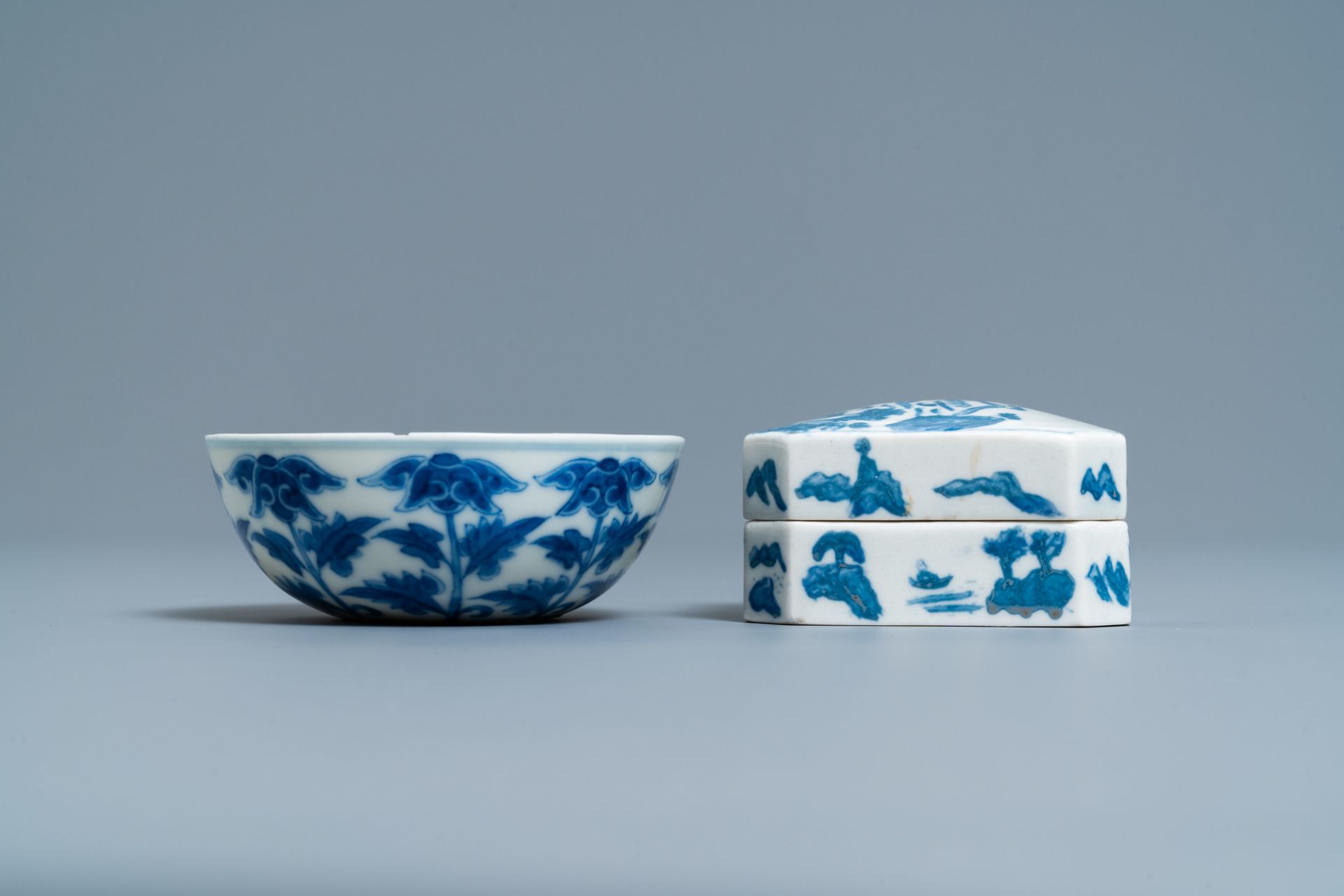 A Chinese blue and white plate, a bowl and a box and cover, Qianlong and Guangxu mark, 19/20th C. - Image 5 of 9